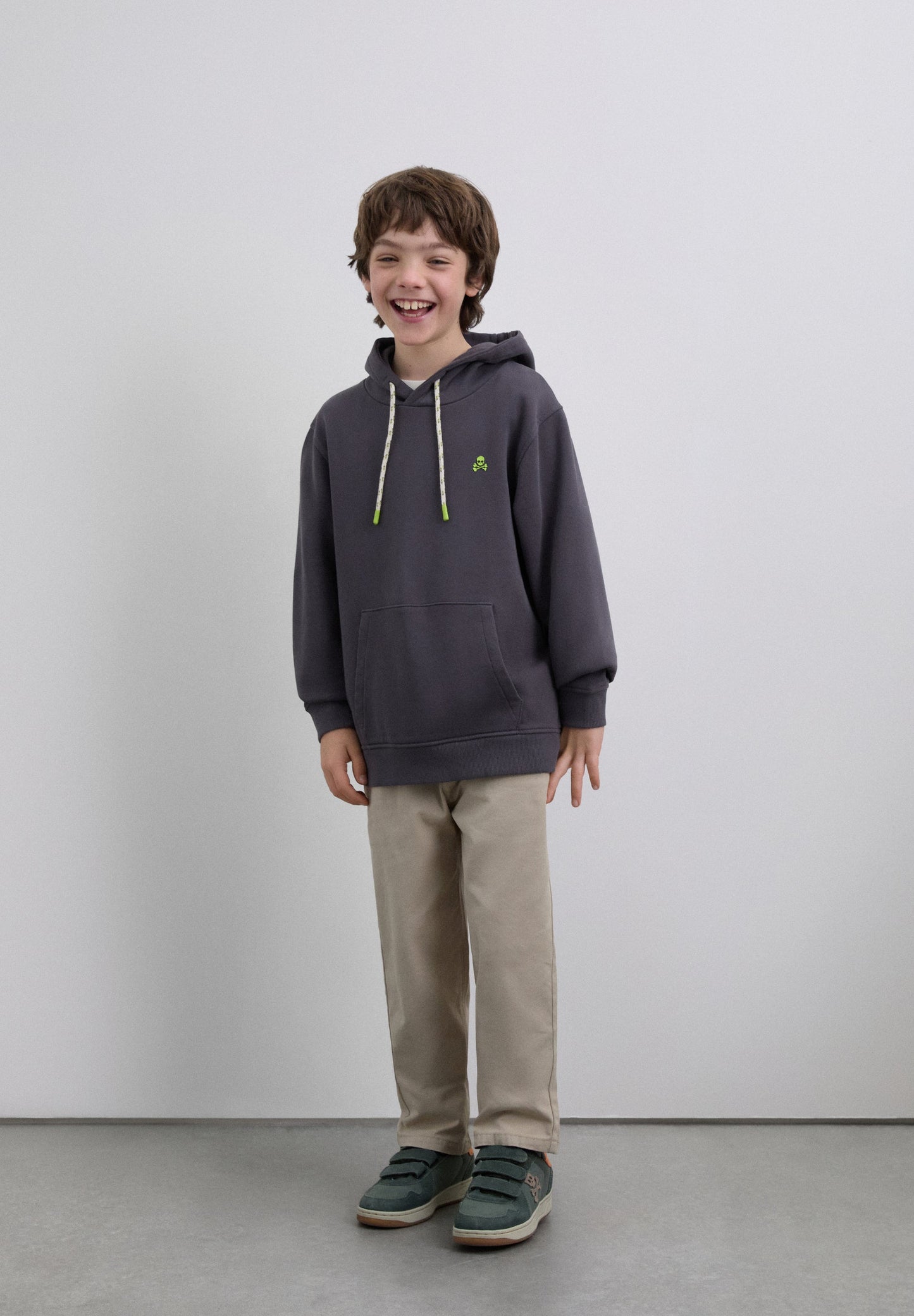 HOODY MIT KAPUZE UND KONTRASTFARBEN