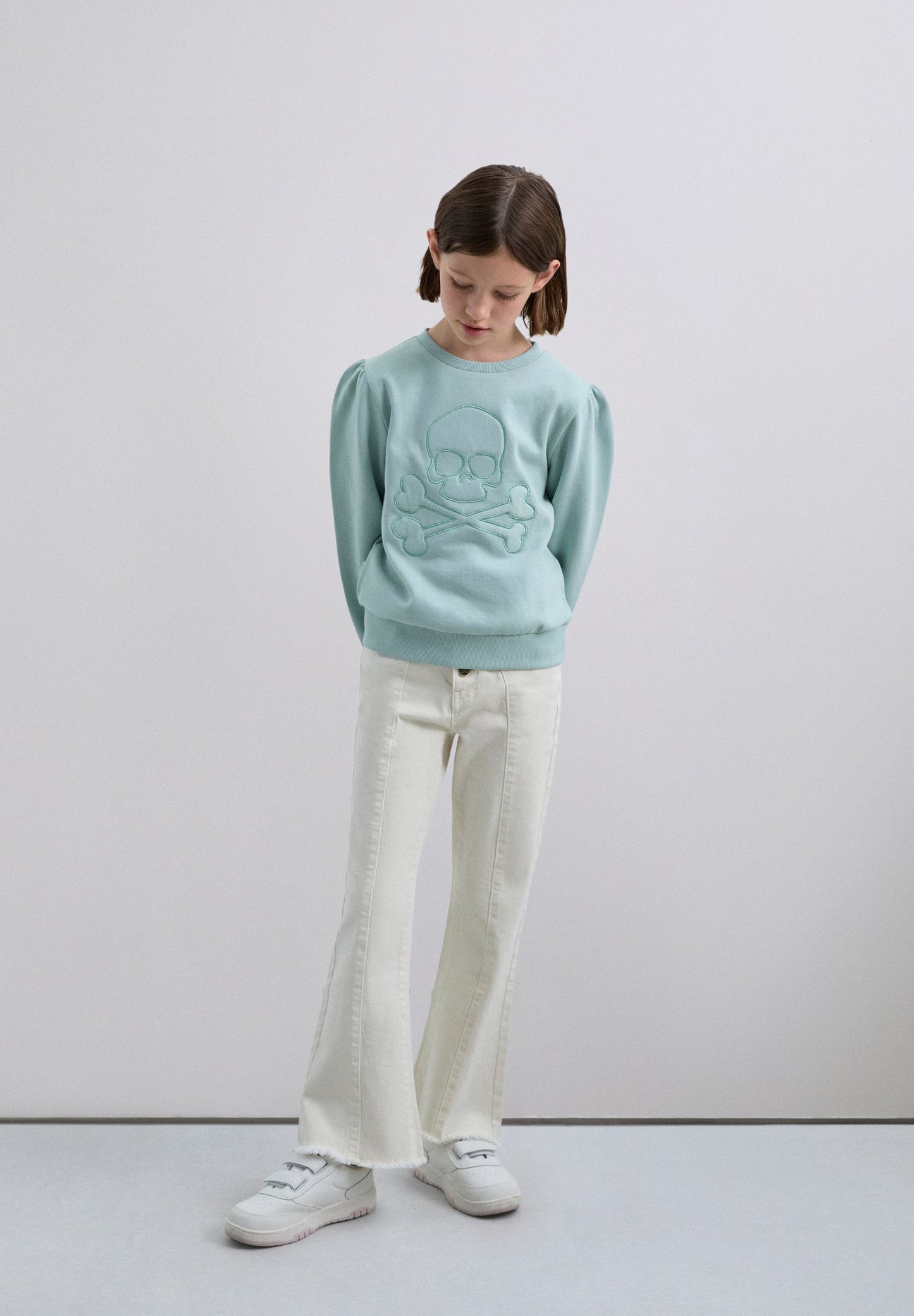 HOODY MIT TOTENKOPF-STICKEREI