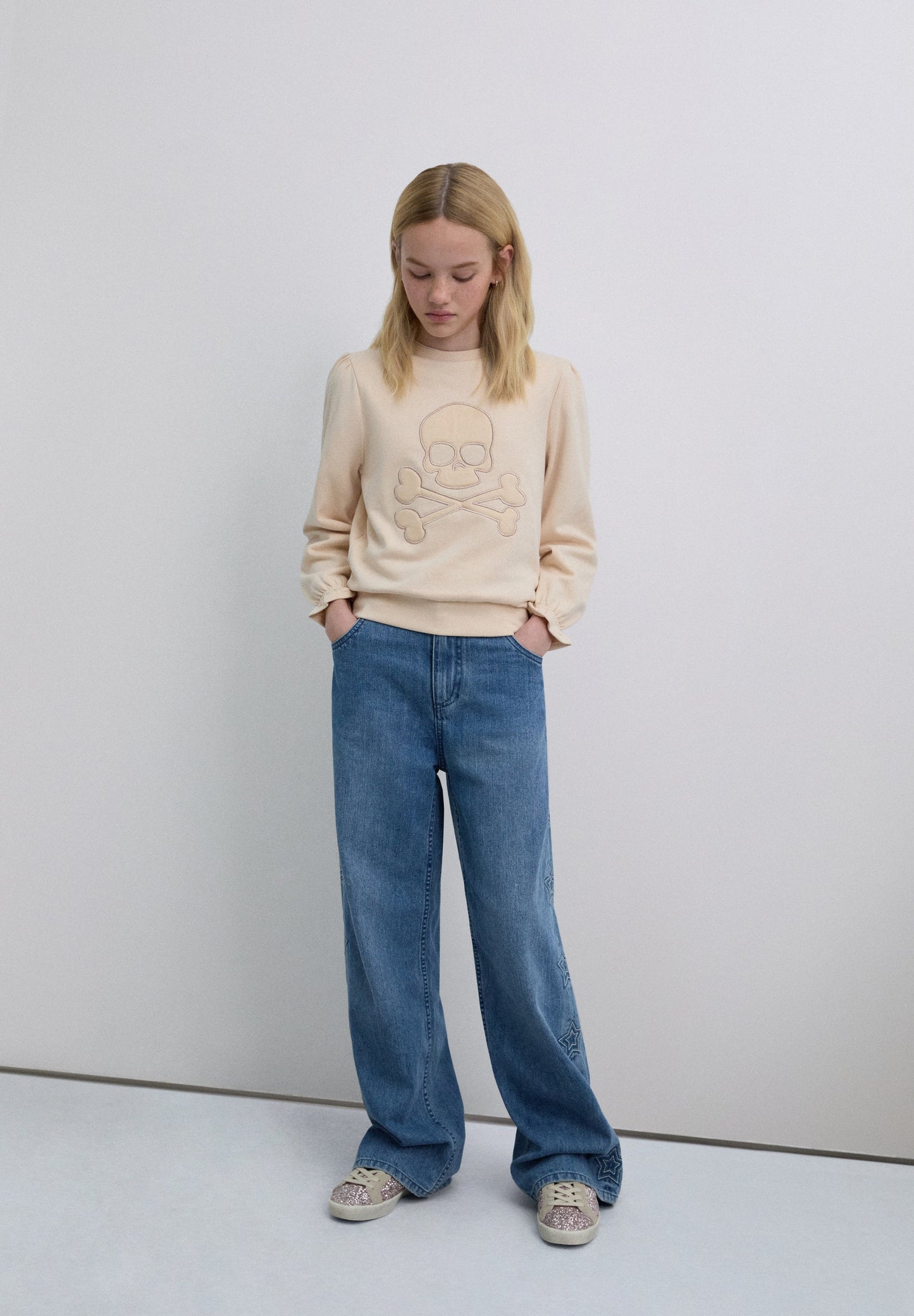 HOODY MIT TOTENKOPF-STICKEREI