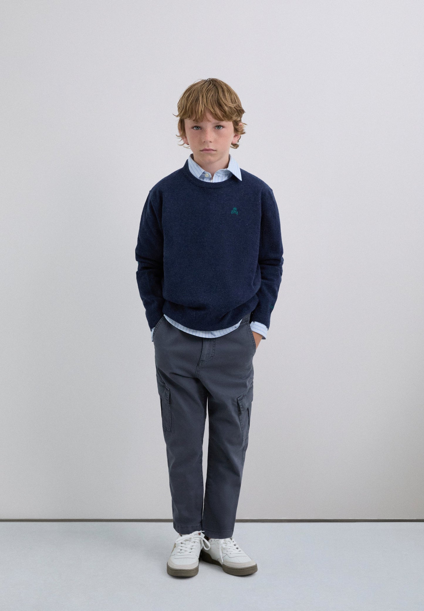 PULLOVER MIT ELLBOGENSCHONERN MIT TOTENKOPF