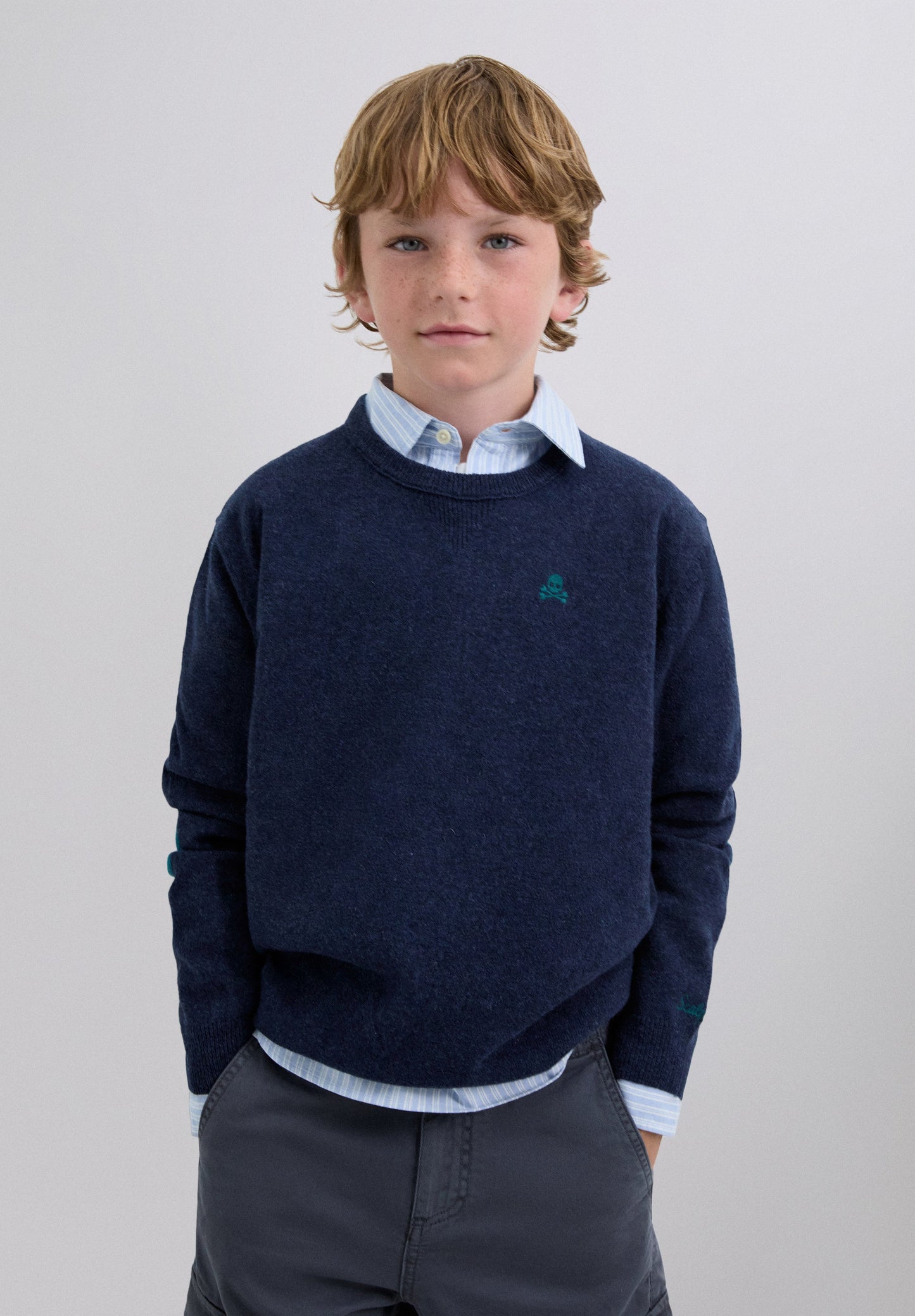 PULLOVER MIT ELLBOGENSCHONERN MIT TOTENKOPF