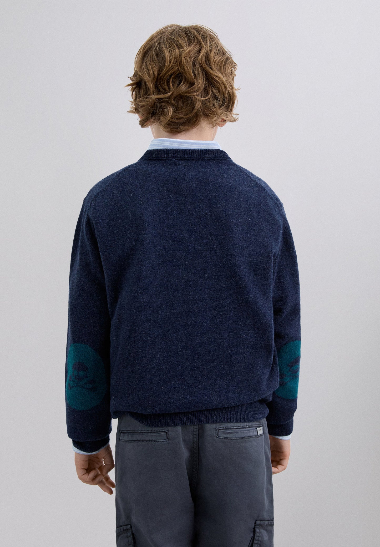 PULLOVER MIT ELLBOGENSCHONERN MIT TOTENKOPF