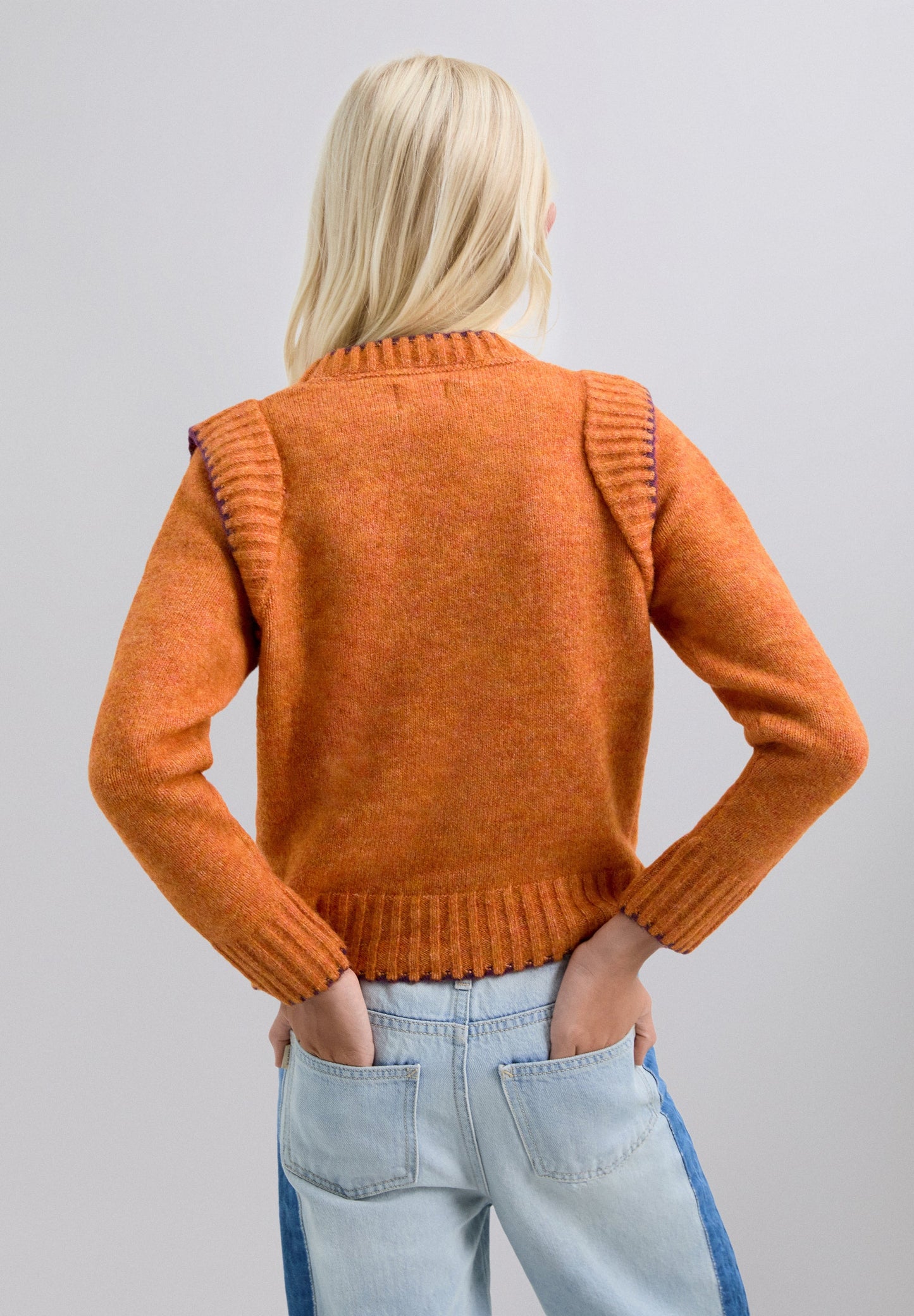 PULL MAILLE CONTRASTANT