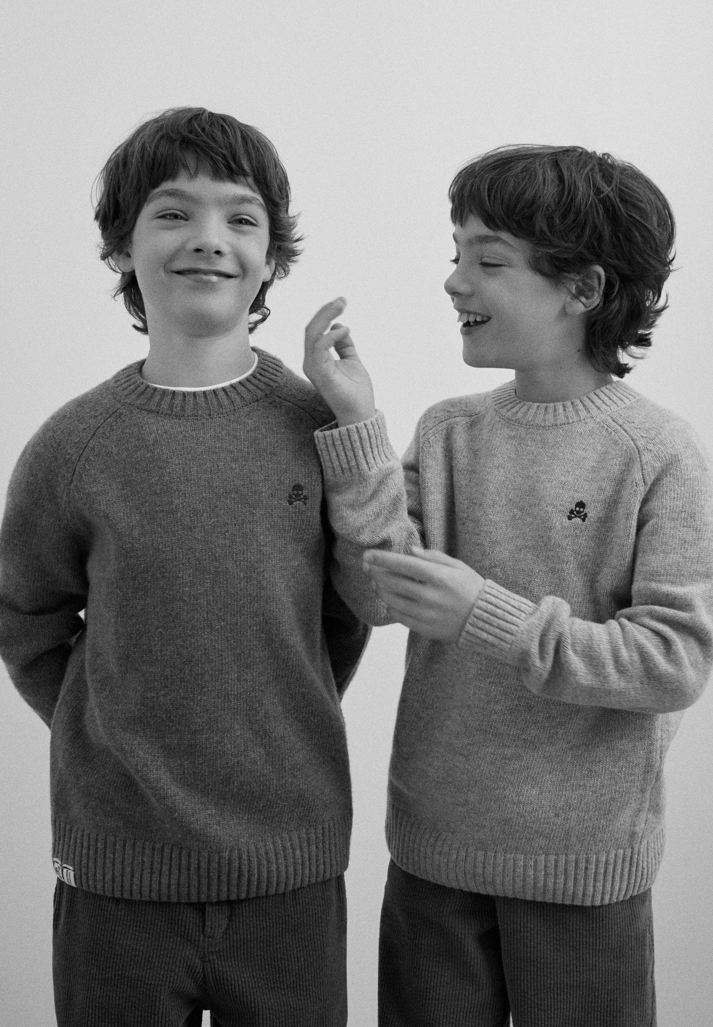 PULLOVER MIT RAGLANÄRMELN UND TOTENKOPF