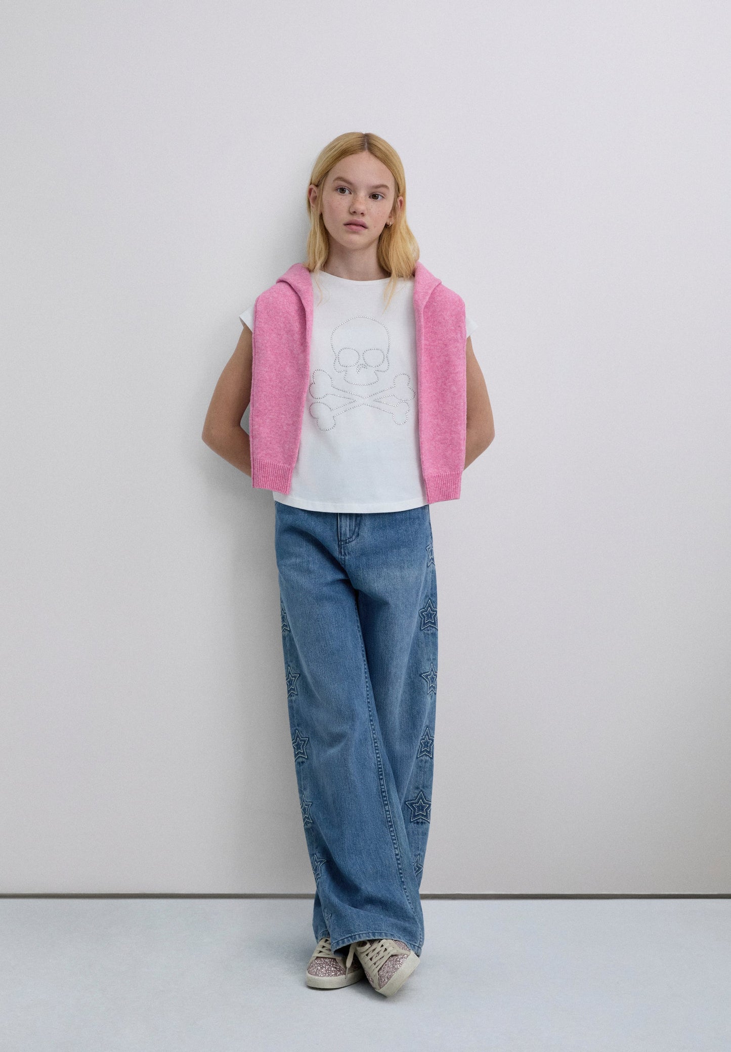 T-SHIRT MIT STRASS-TOTENKOPF