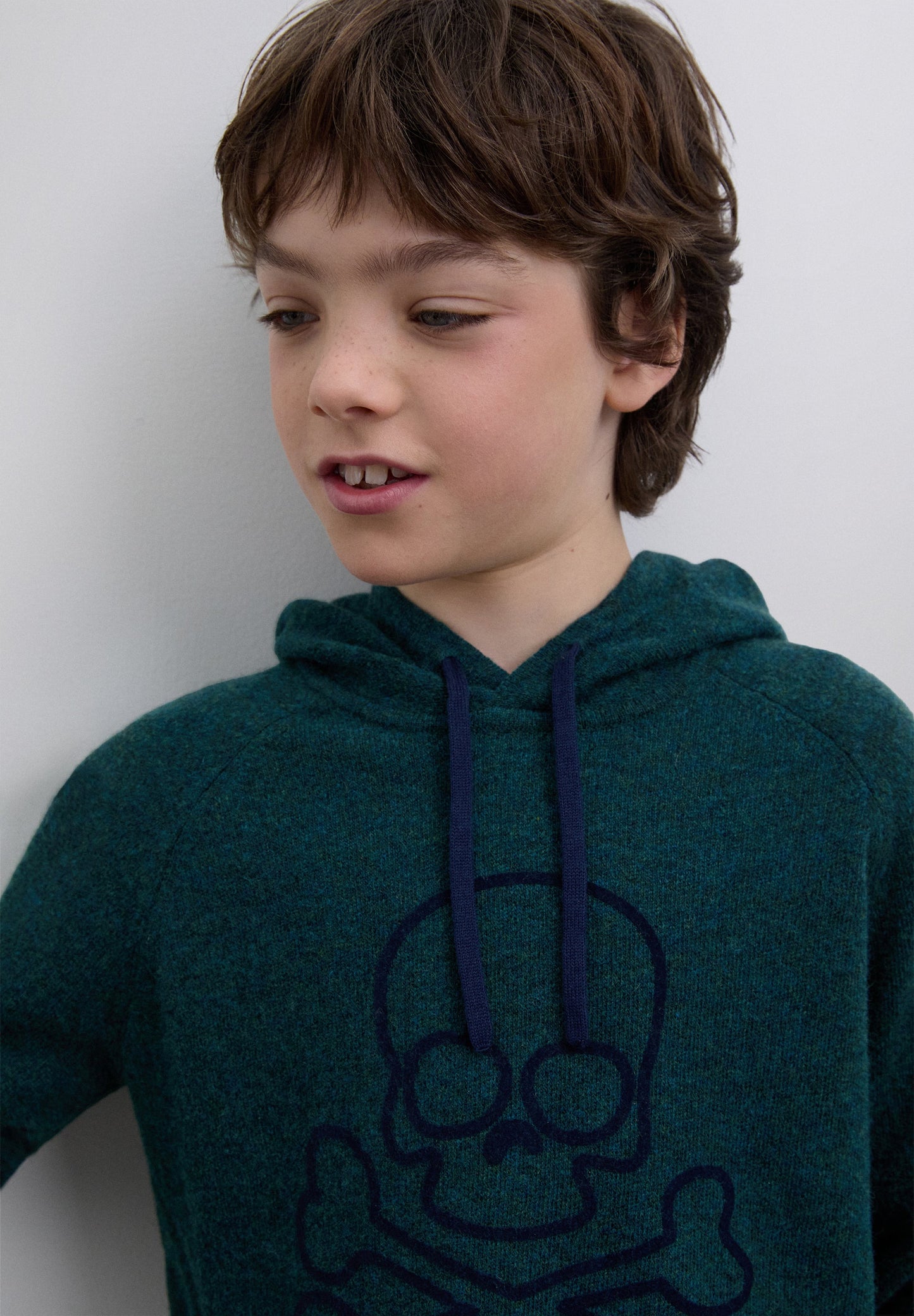 KAPUZENPULLOVER MIT TOTENKOPF