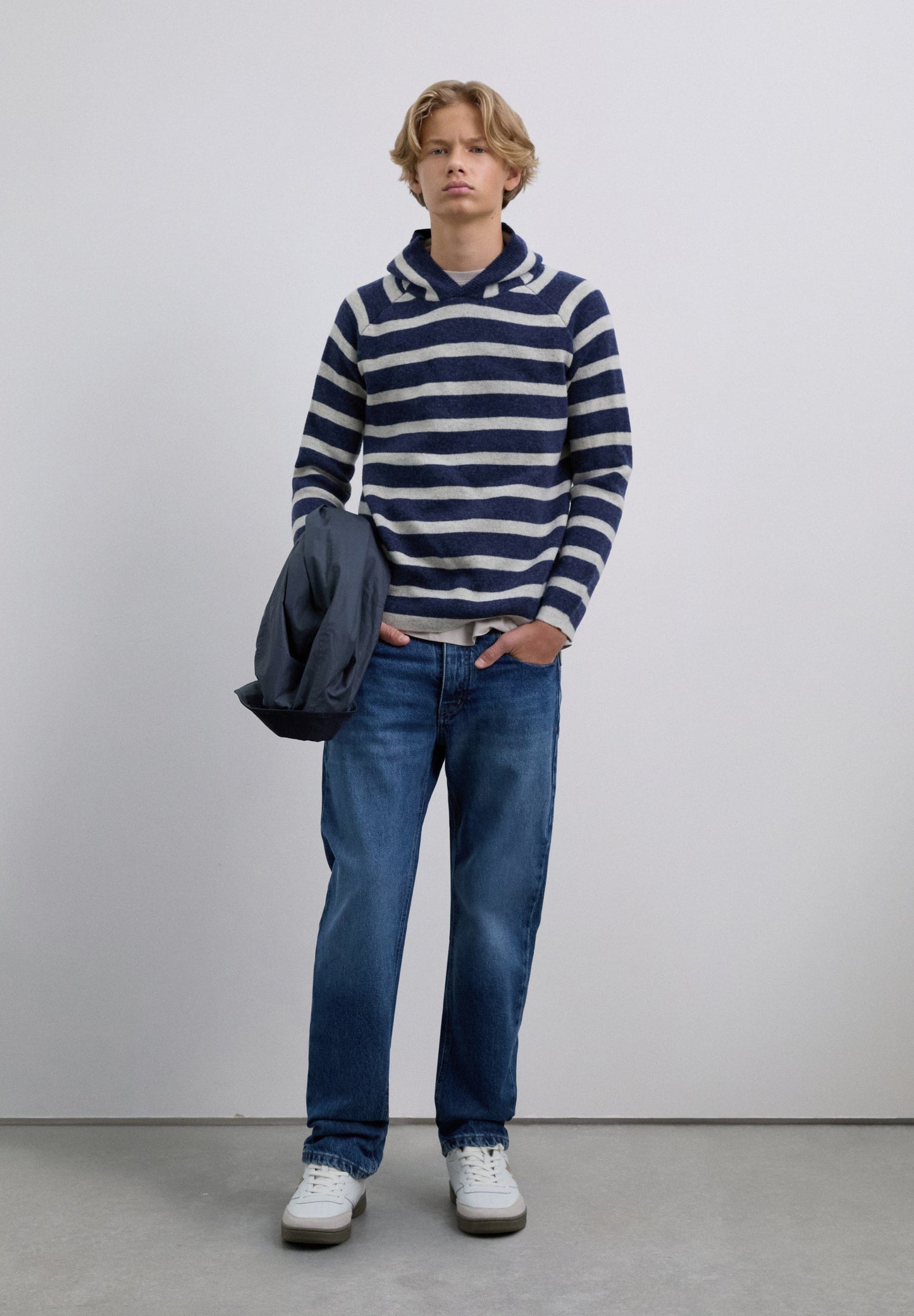 STRICKPULLOVER MIT STREIFEN UND TOTENKOPF