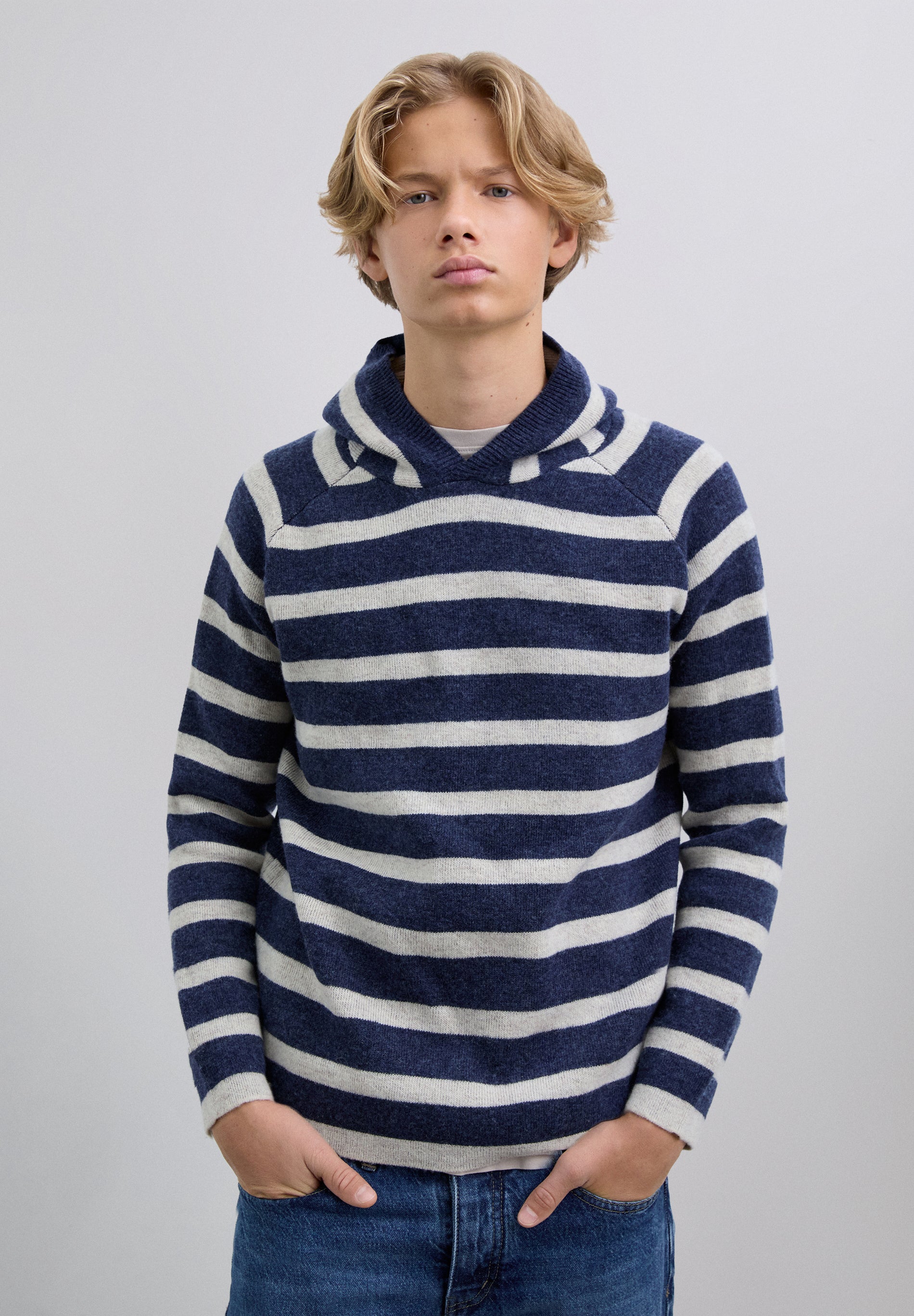 STRICKPULLOVER MIT STREIFEN UND TOTENKOPF