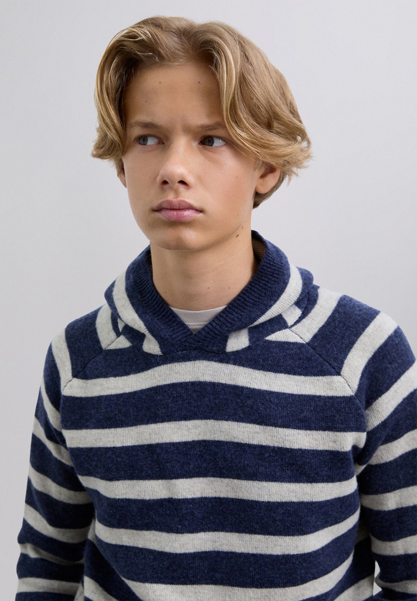 STRICKPULLOVER MIT STREIFEN UND TOTENKOPF