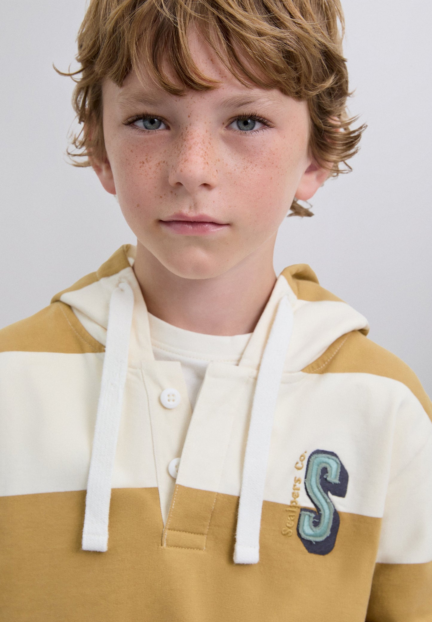 SWEATER STREPEN CAPUCHON DOODSHOOFD