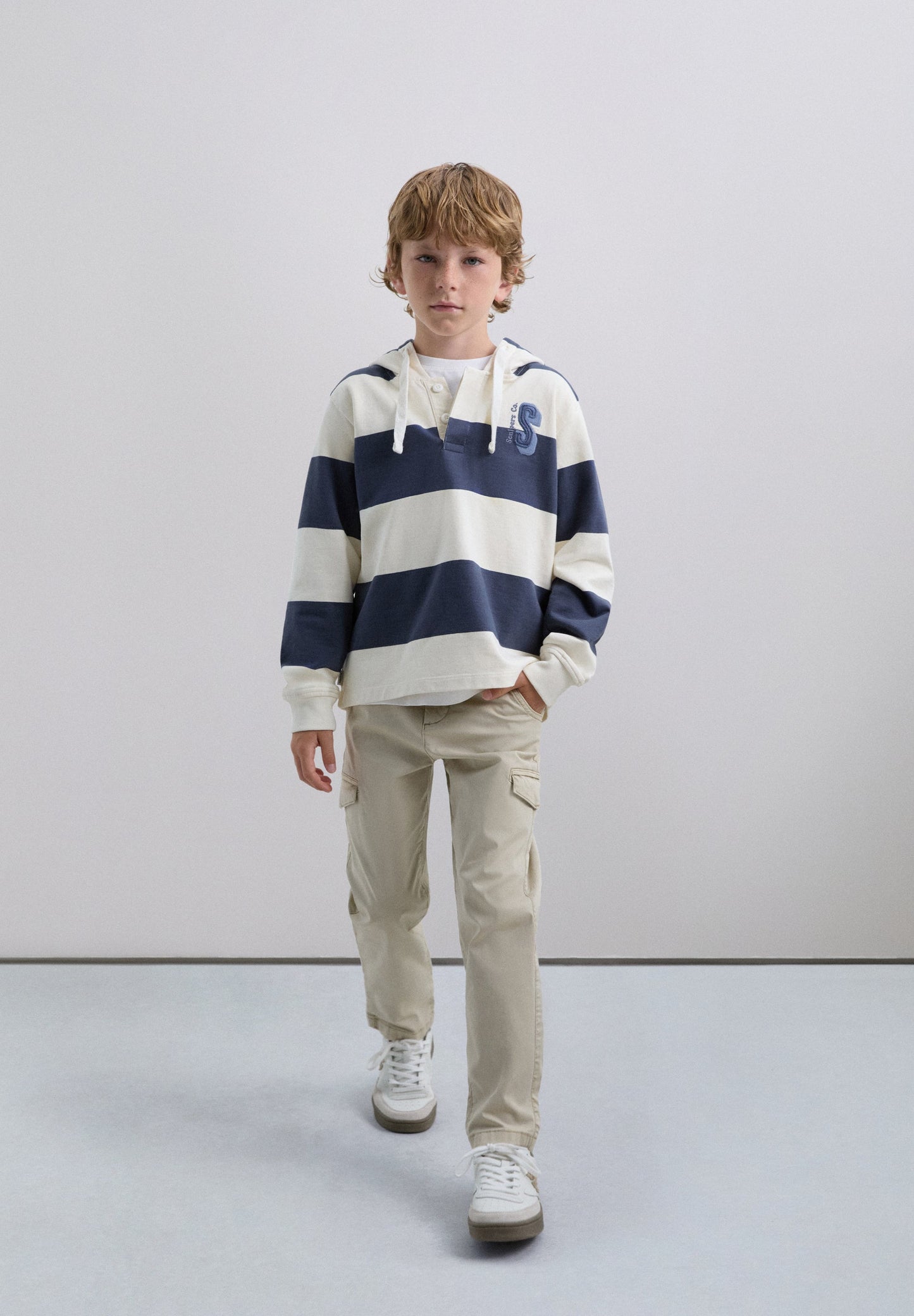 SWEATER STREPEN CAPUCHON DOODSHOOFD