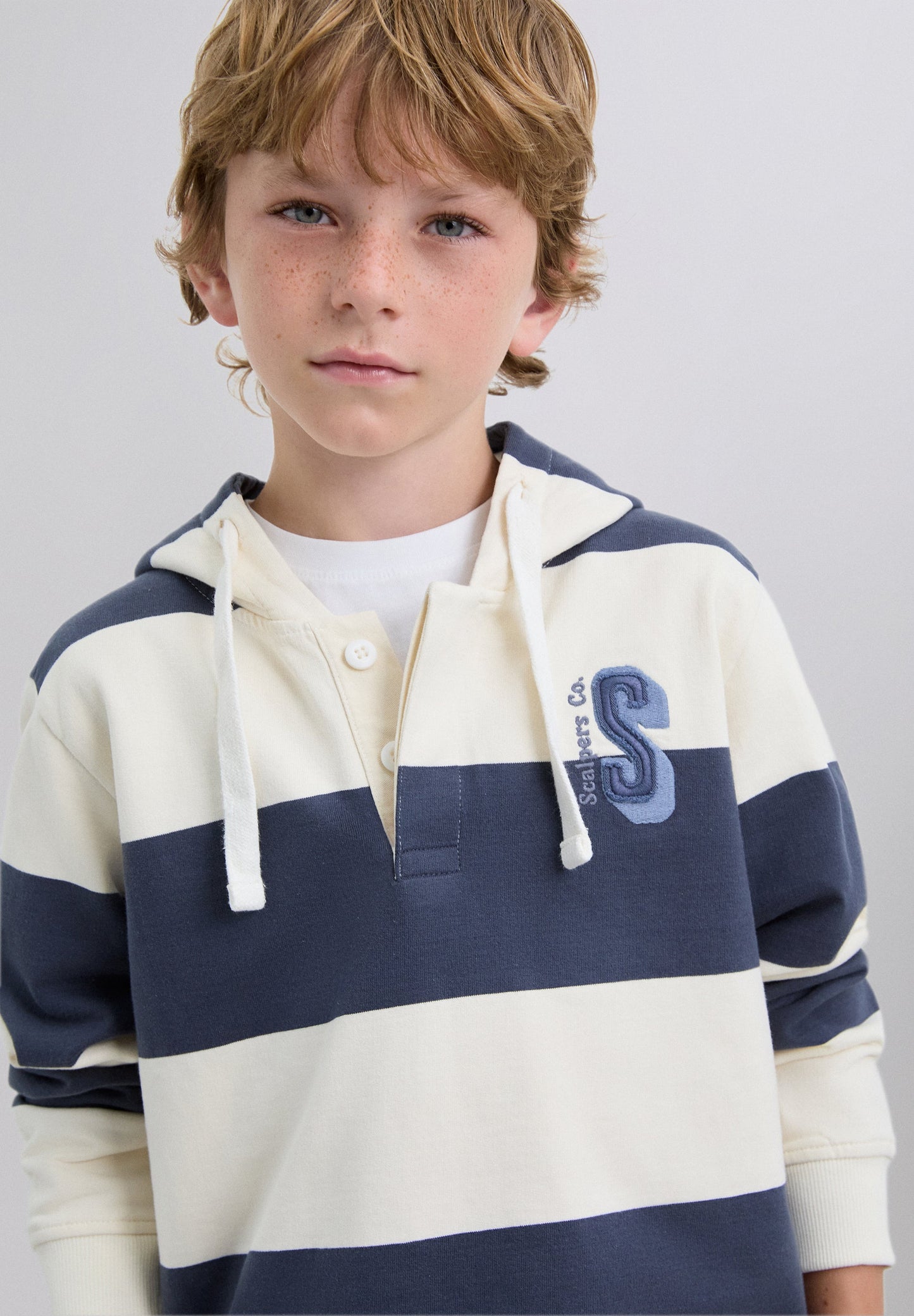 SWEATER STREPEN CAPUCHON DOODSHOOFD