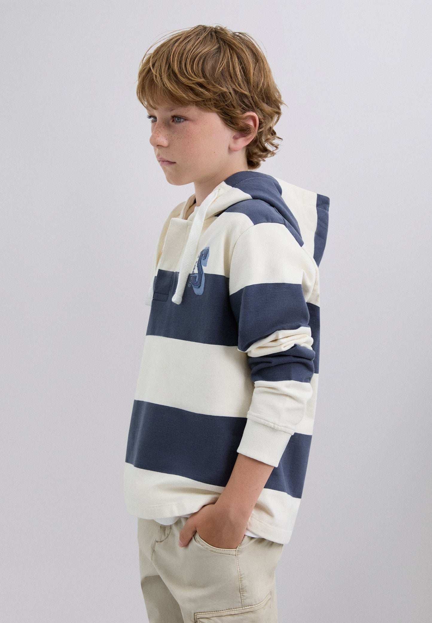 SWEATER STREPEN CAPUCHON DOODSHOOFD