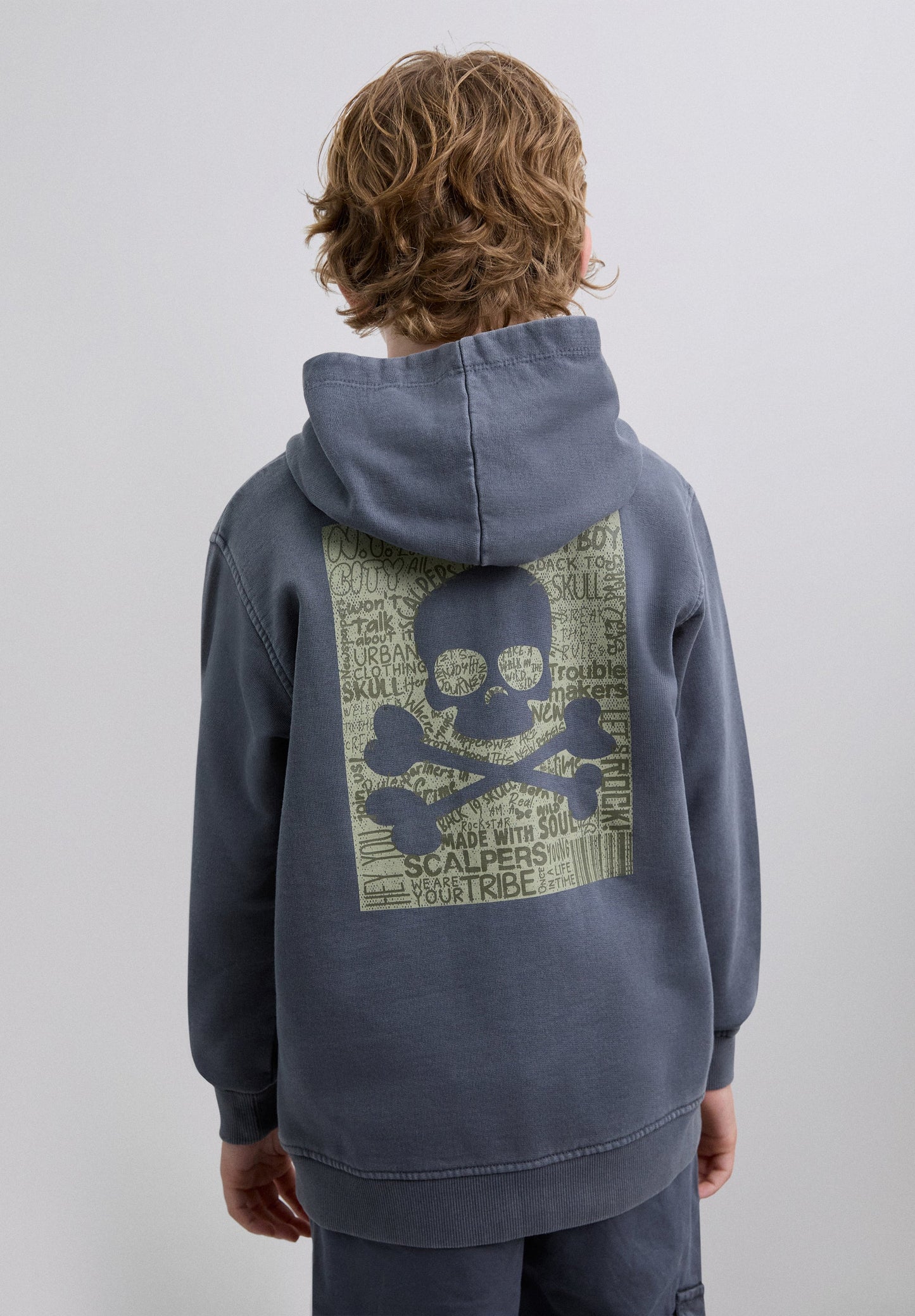 HOODY MIT TOTENKOPF-PRINT