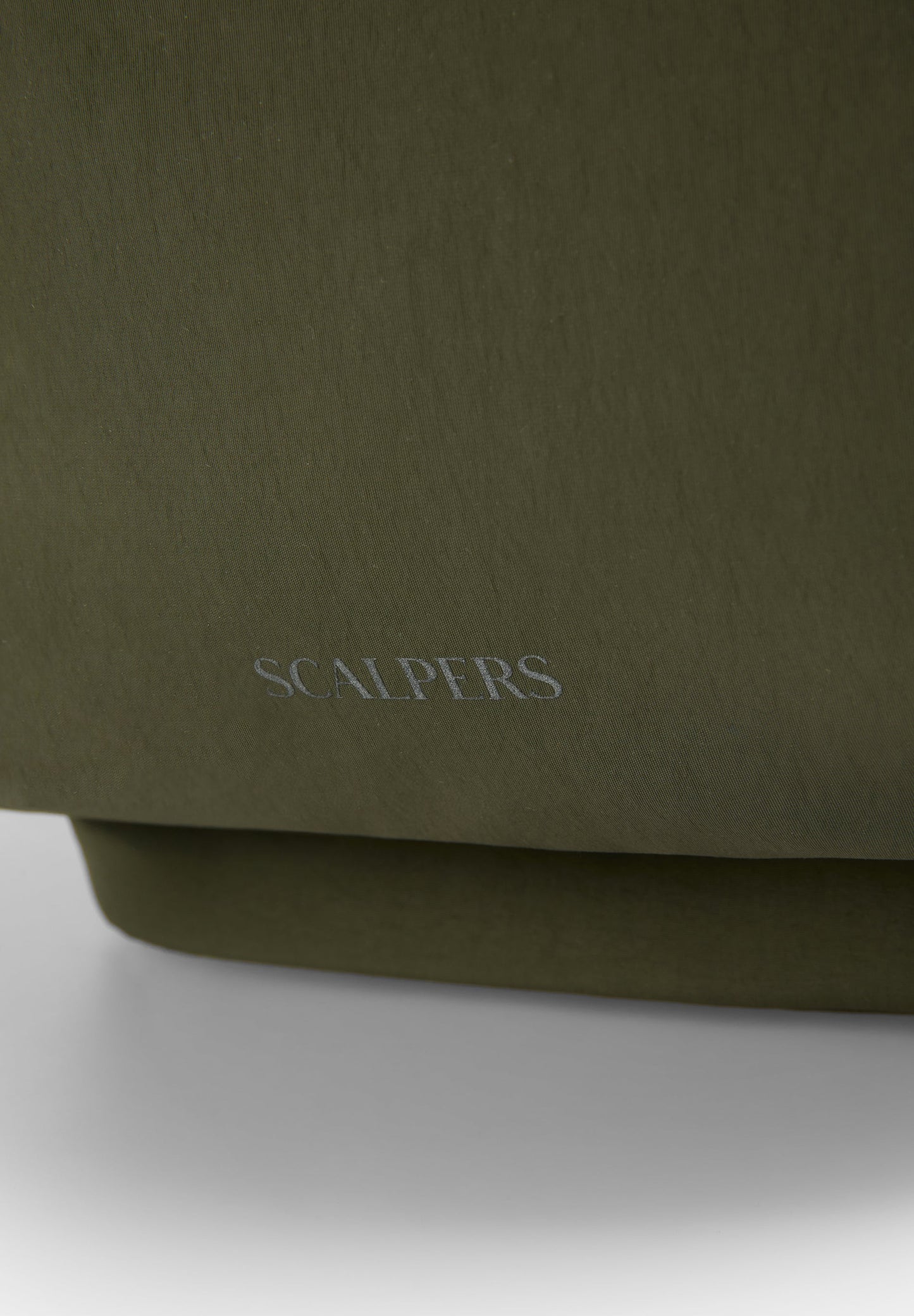 RUCKSACK AUS TECHNISCHEM GEWEBE MIT TOTENKOPF