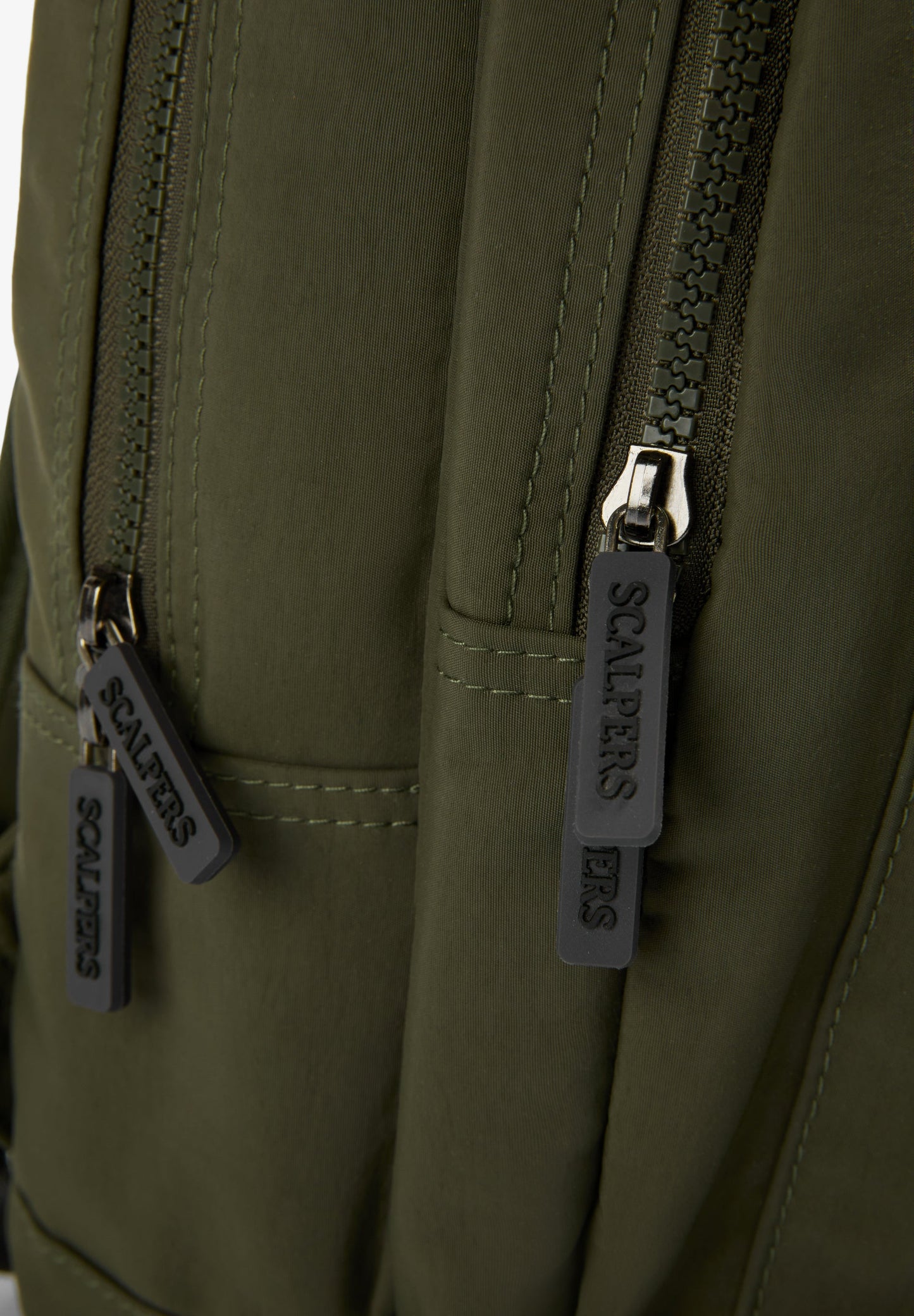 RUCKSACK AUS TECHNISCHEM GEWEBE MIT TOTENKOPF