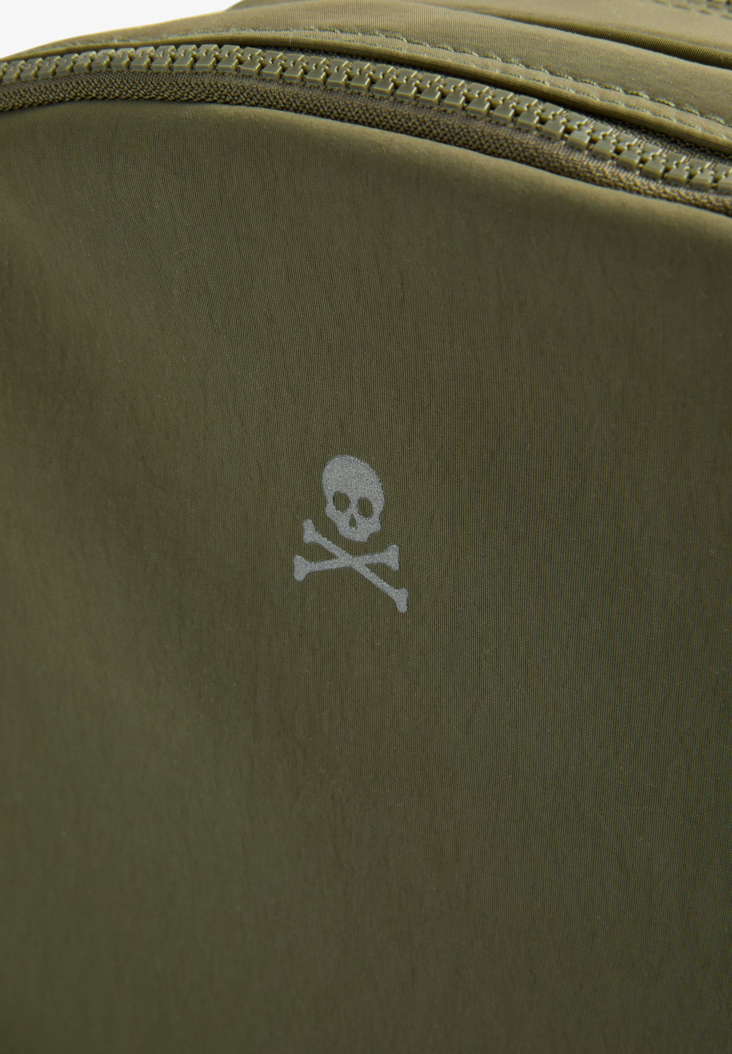 RUCKSACK AUS TECHNISCHEM GEWEBE MIT TOTENKOPF