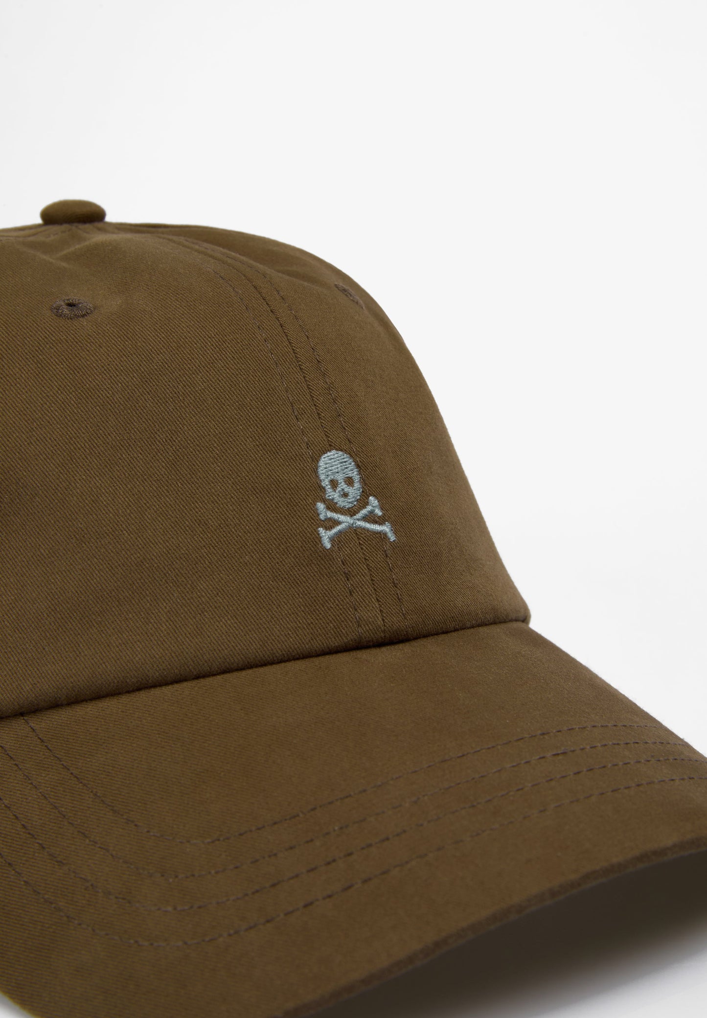 KAPPE MIT FARBLICH ABGESETZTEM TOTENKOPF