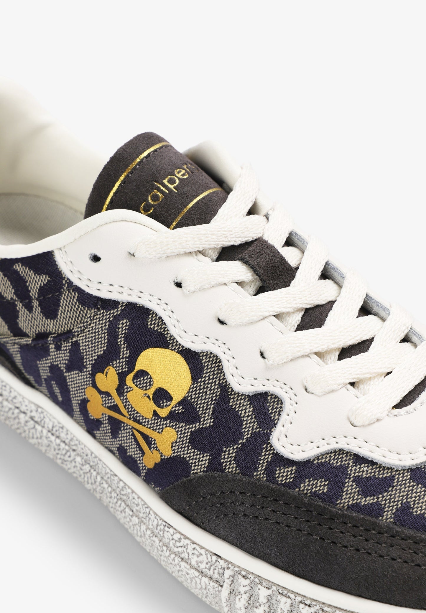 SNEAKER MIT TOTENKOPF UND ANIMAL-PRINT