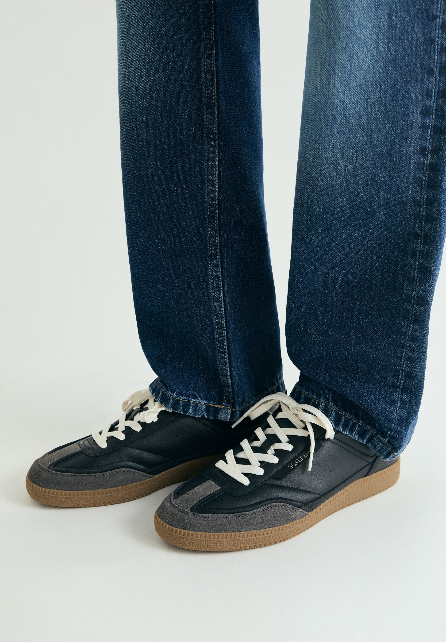 SNEAKER AUS LEDER MIT FARBLICH ABGESETZTER SOHLE