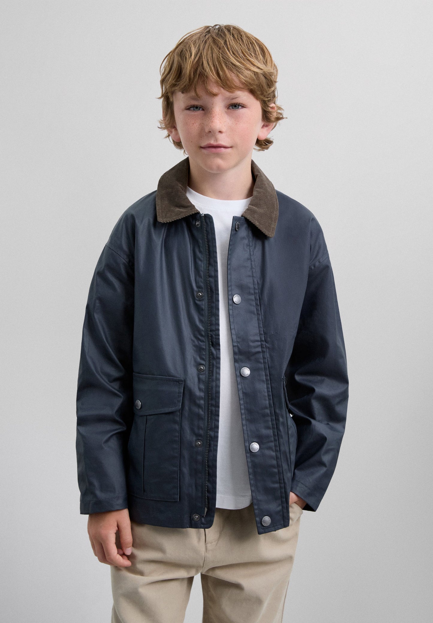 CARDIGAN MIT FARBLICH ABGESETZTEM CORDKRAGEN