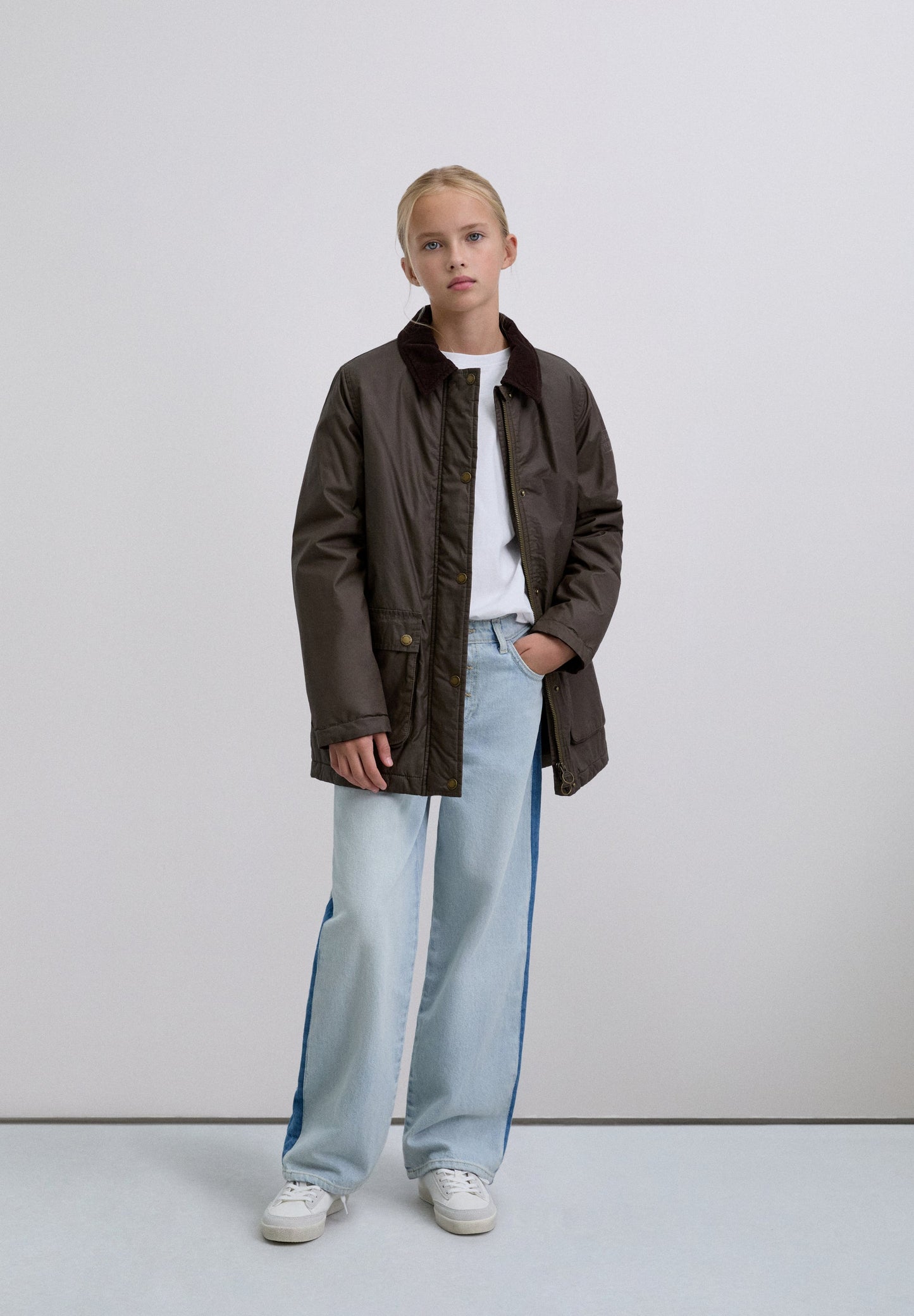 JACKE MIT FARBLICH ABGESETZTEM KRAGEN