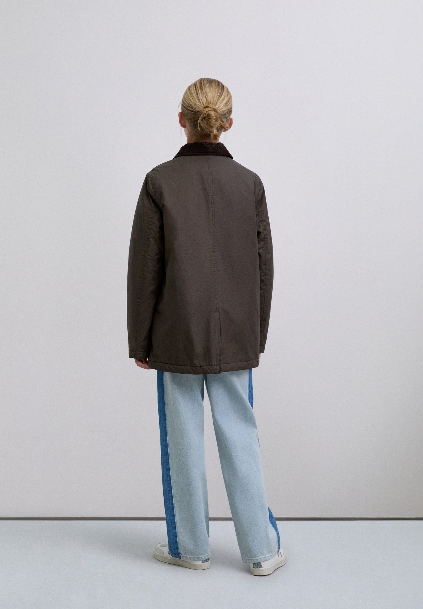 JACKE MIT FARBLICH ABGESETZTEM KRAGEN