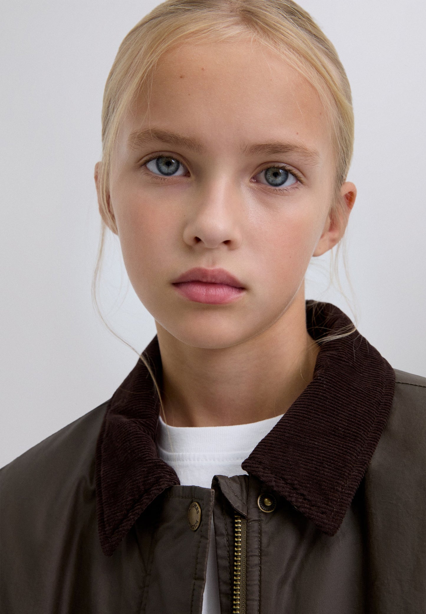 JACKE MIT FARBLICH ABGESETZTEM KRAGEN