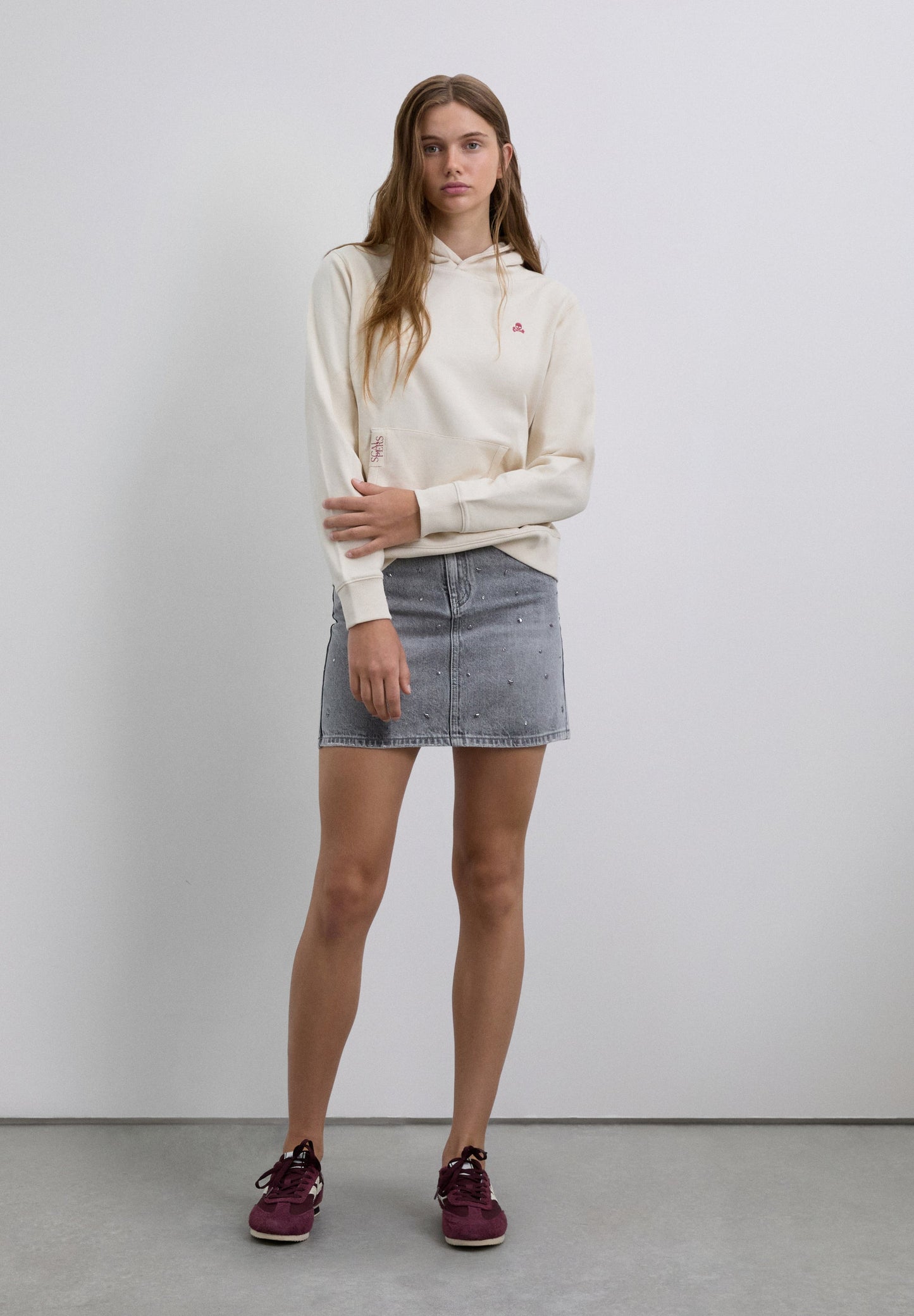 FALDA MINI DENIM TACHUELAS