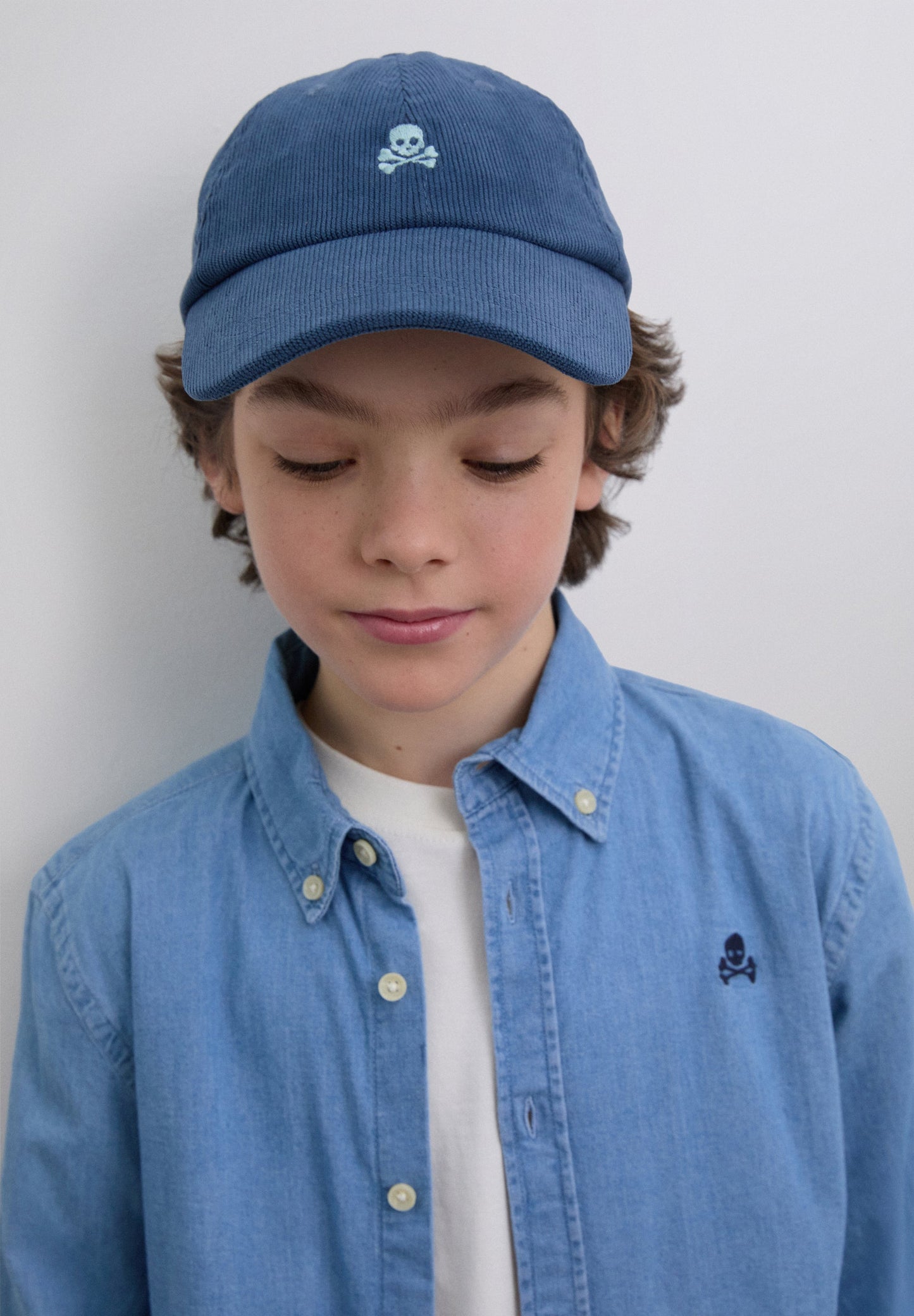 JEANSHEMD MIT TOTENKOPF