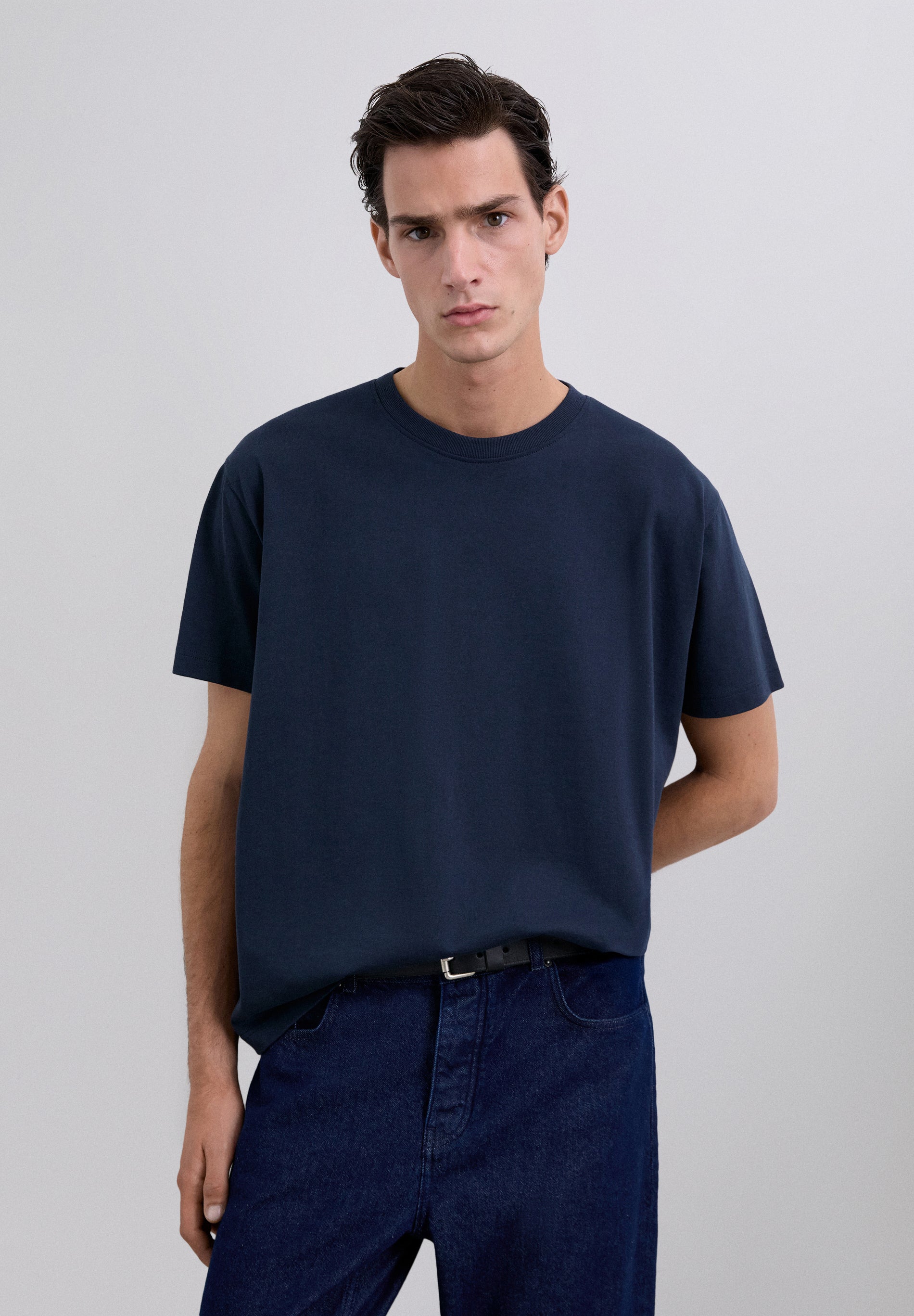 T-SHIRT AUS FESTEM STOFF