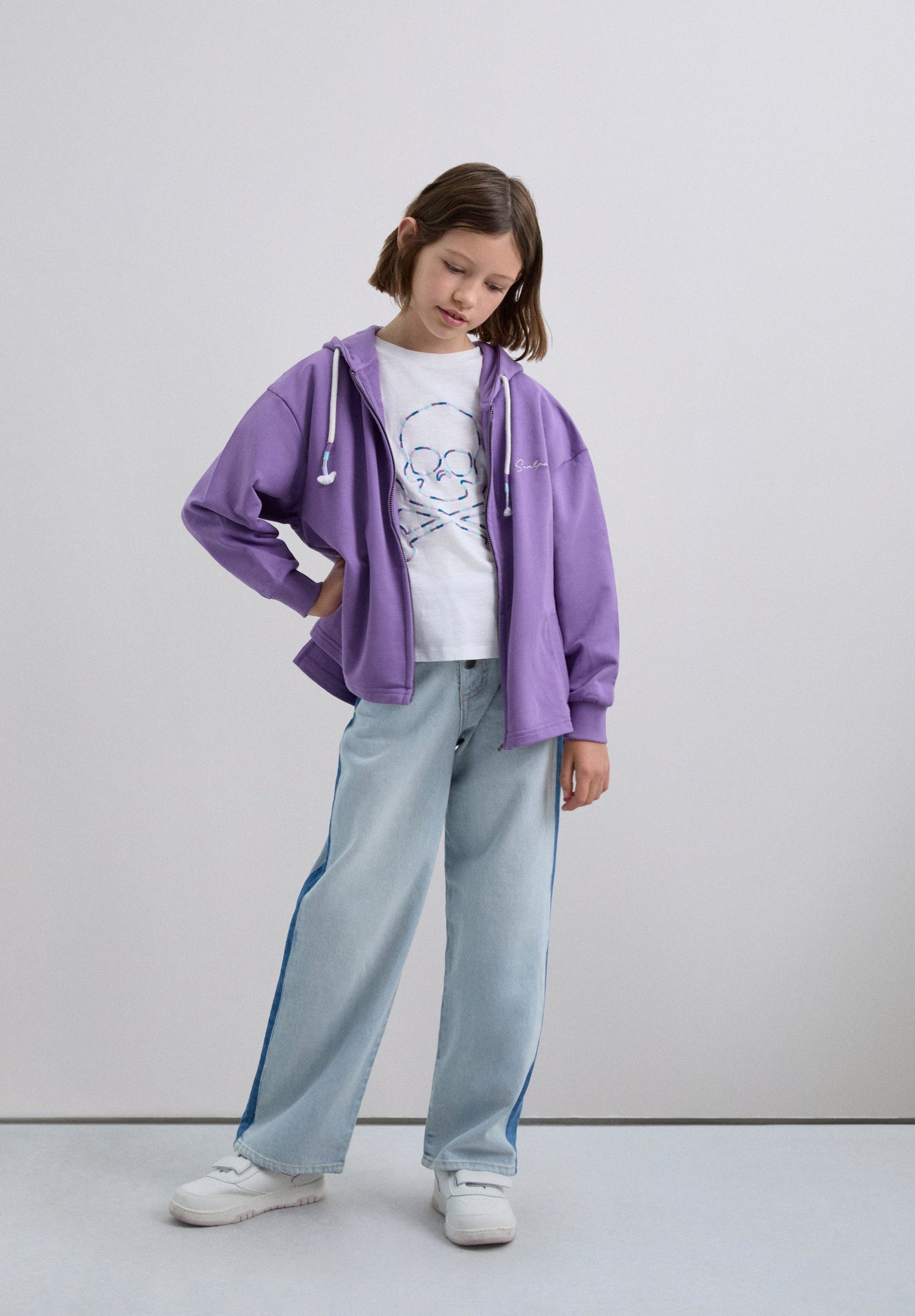 HOODY MIT NIETEN UND TOTENKOPF