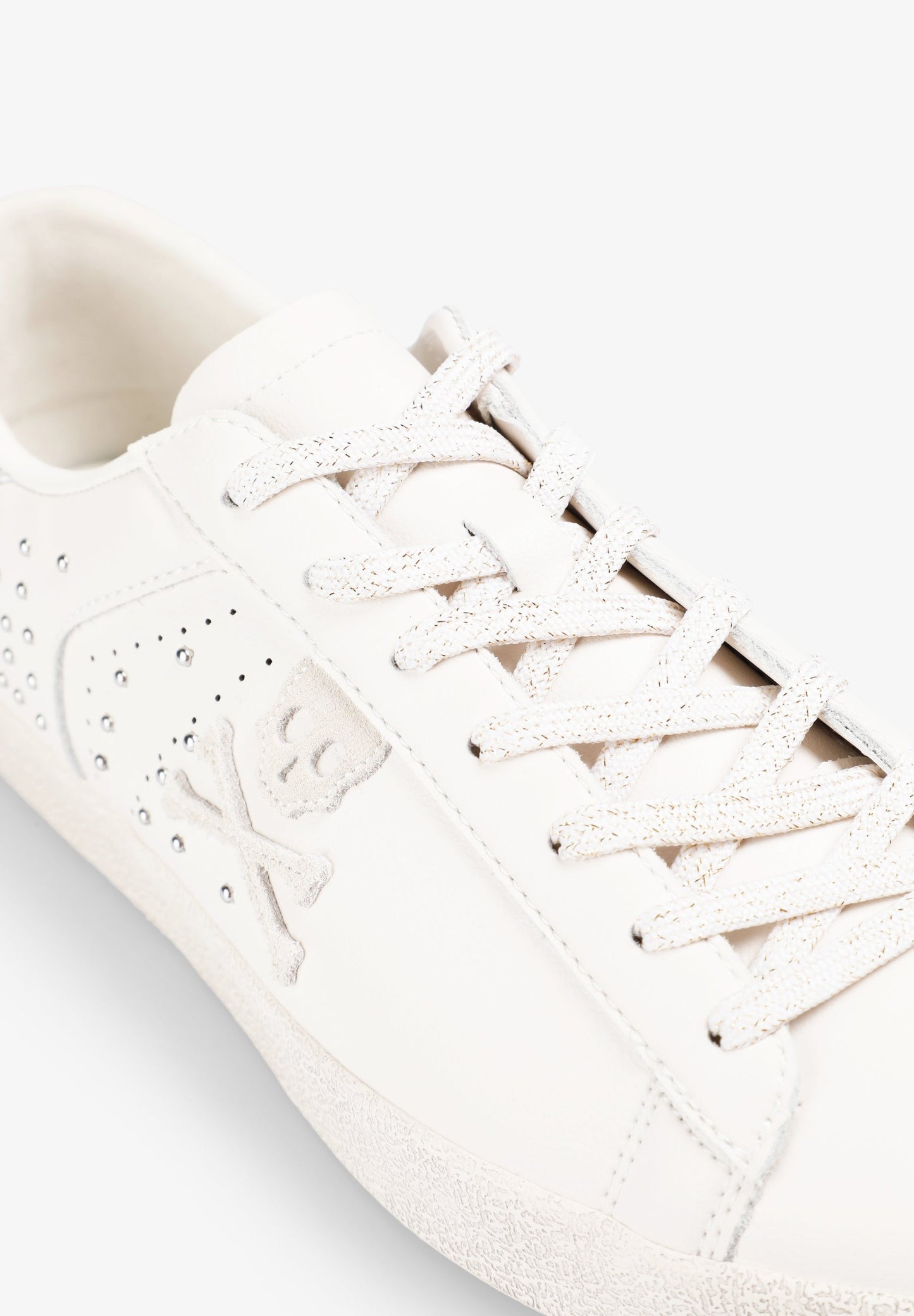 SNEAKERS STUDS LEER DOODSHOOFD