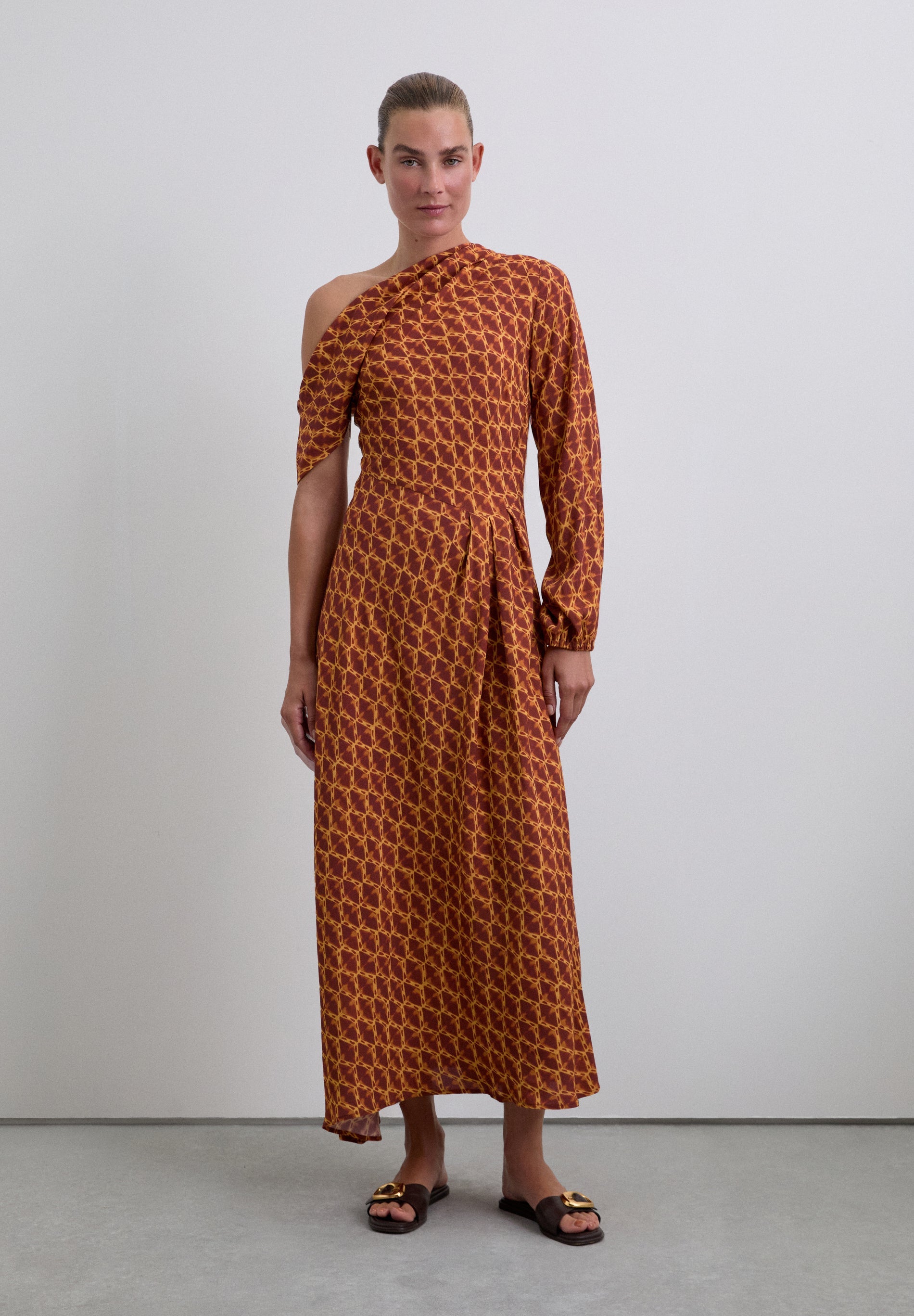 KLEID MIT PRINT UND ASYMMETRISCHEM AUSSCHNITT