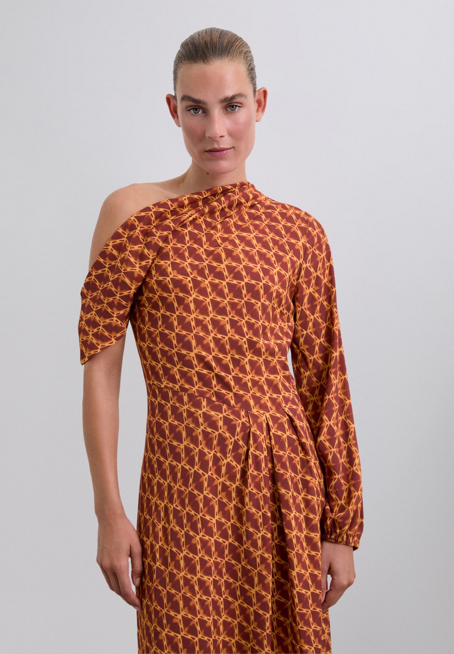 KLEID MIT PRINT UND ASYMMETRISCHEM AUSSCHNITT