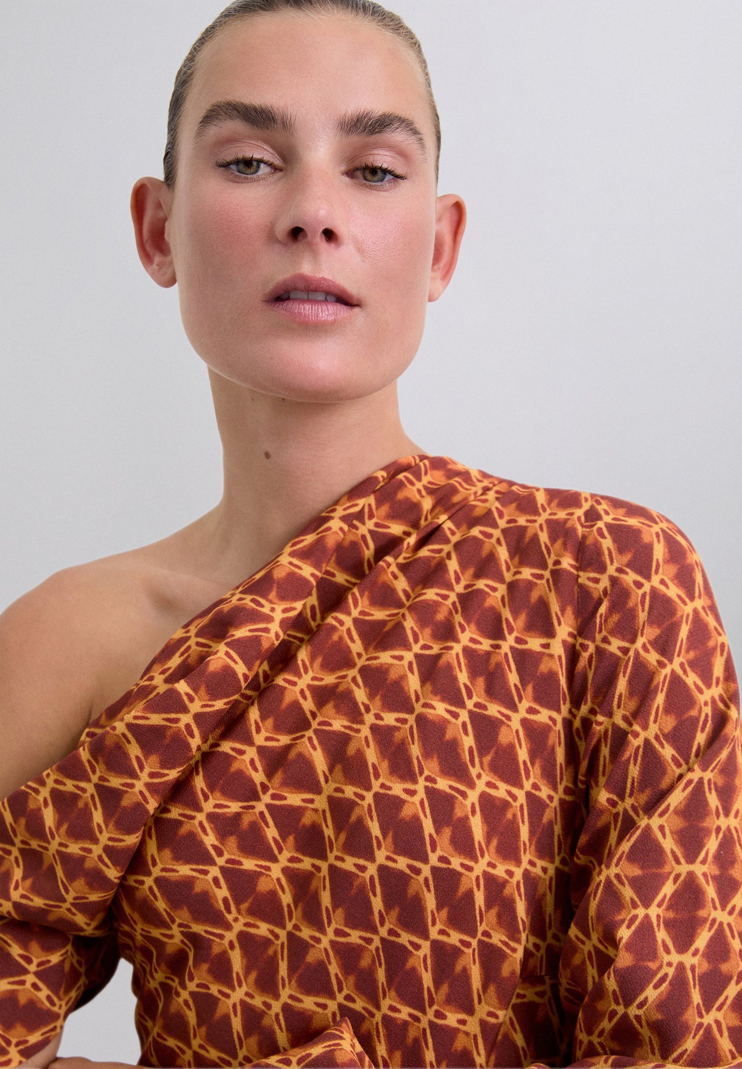 KLEID MIT PRINT UND ASYMMETRISCHEM AUSSCHNITT