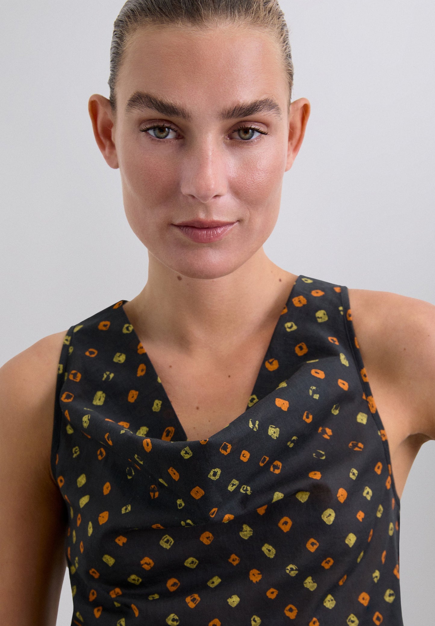 TOP AUS 100 % BAUMWOLLE MIT PRINT