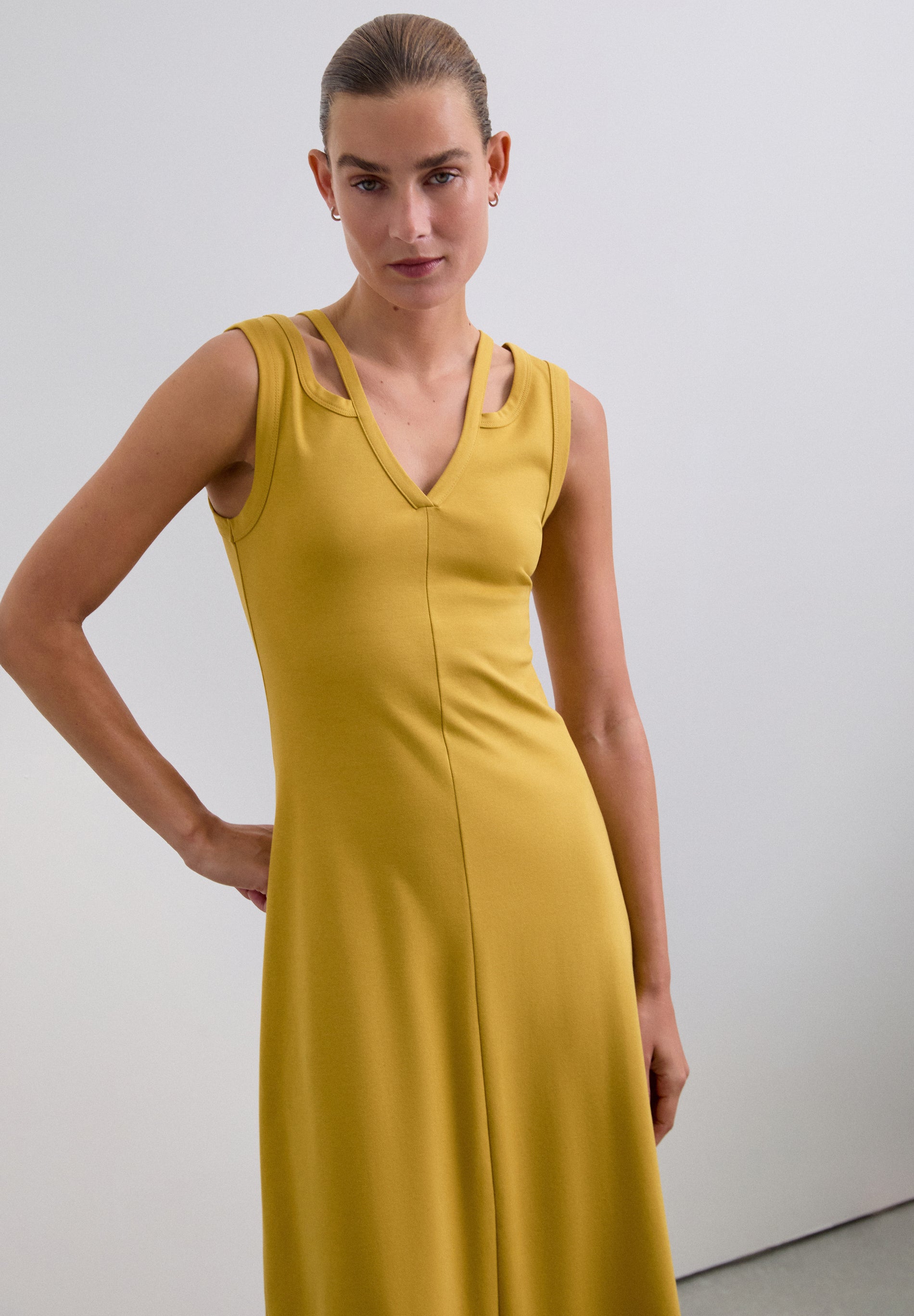 MIDIKLEID MIT CUT-OUTS