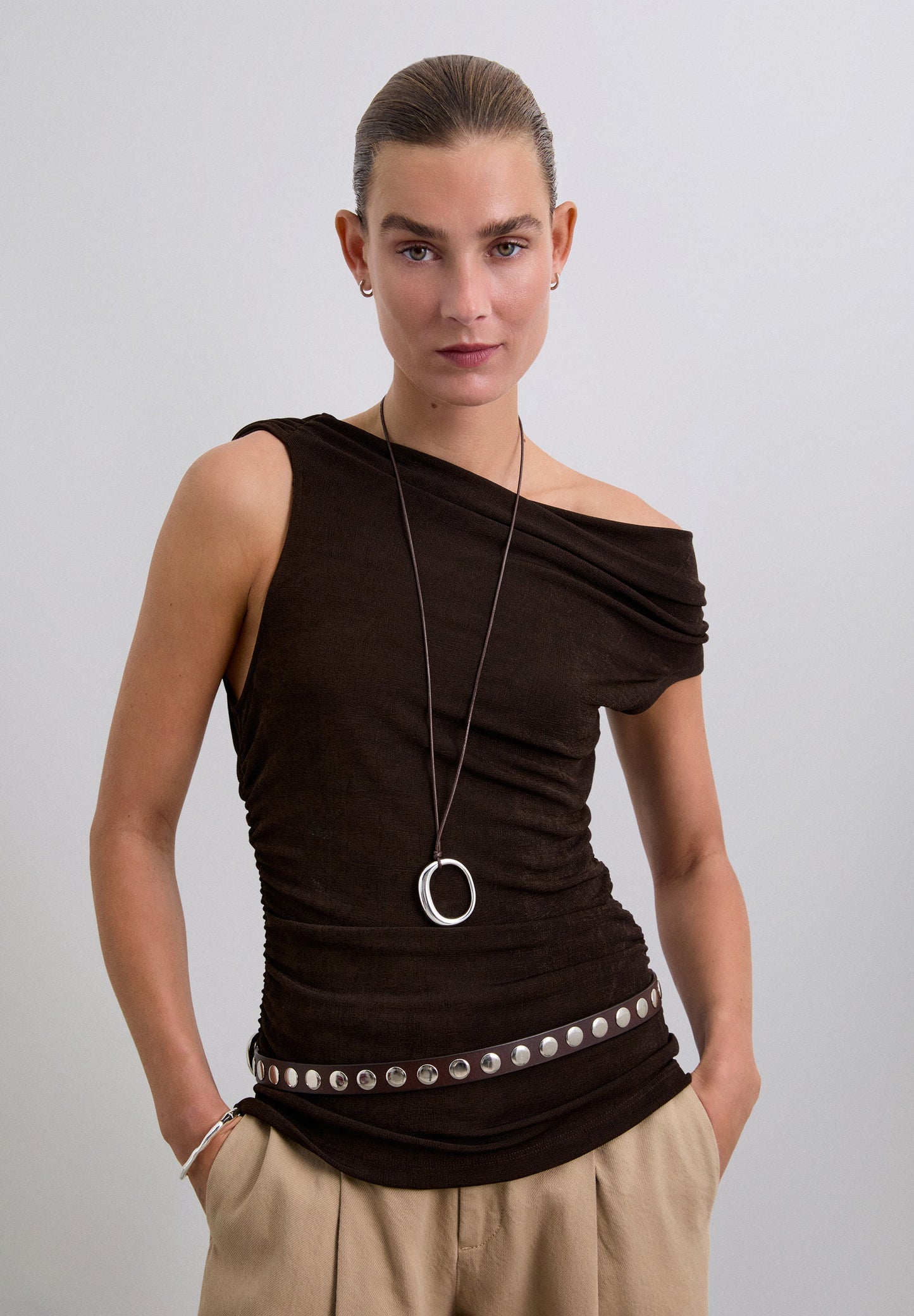 ASYMMETRISCHE TOP PLOOIEN