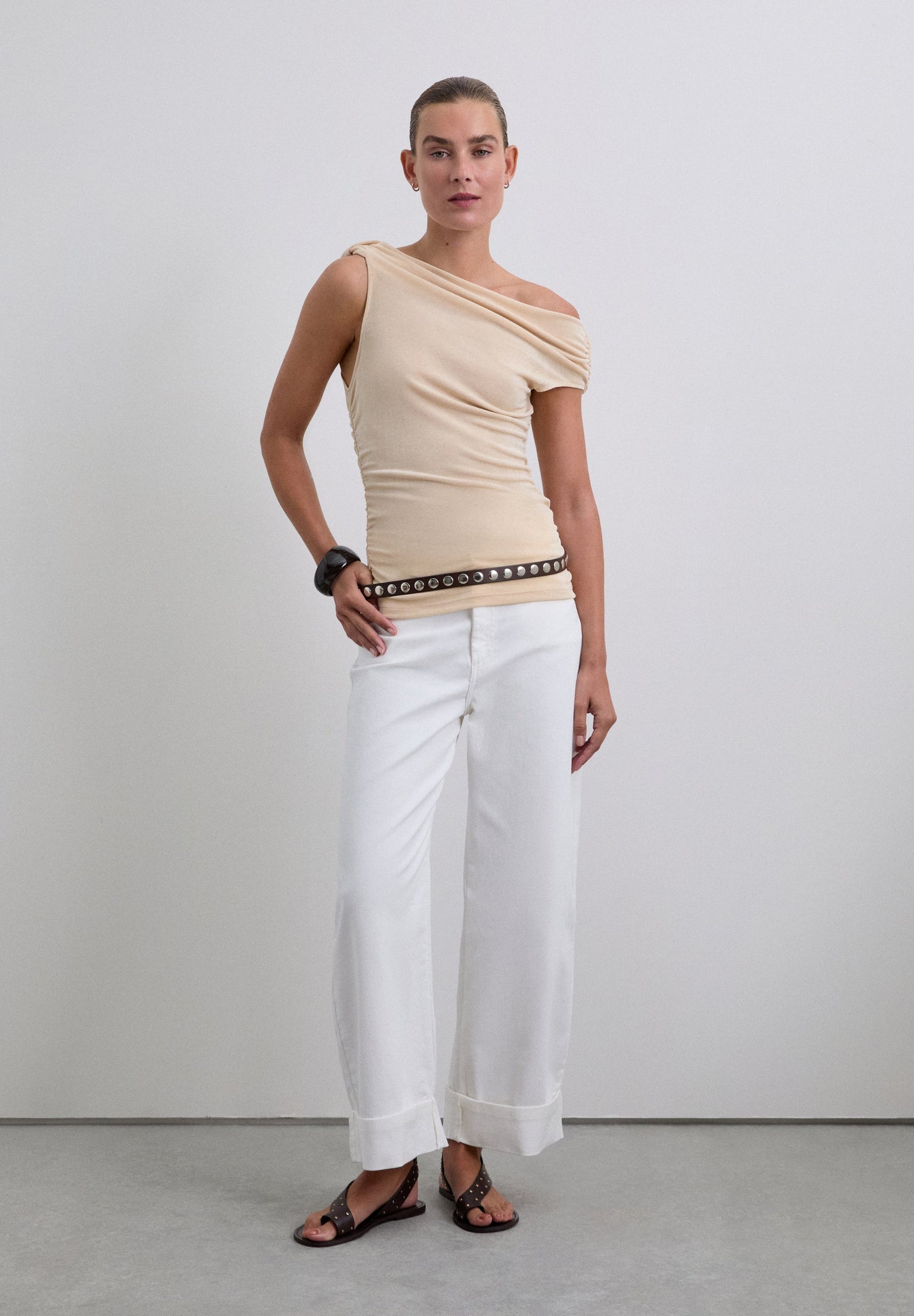 ASYMMETRISCHE TOP PLOOIEN