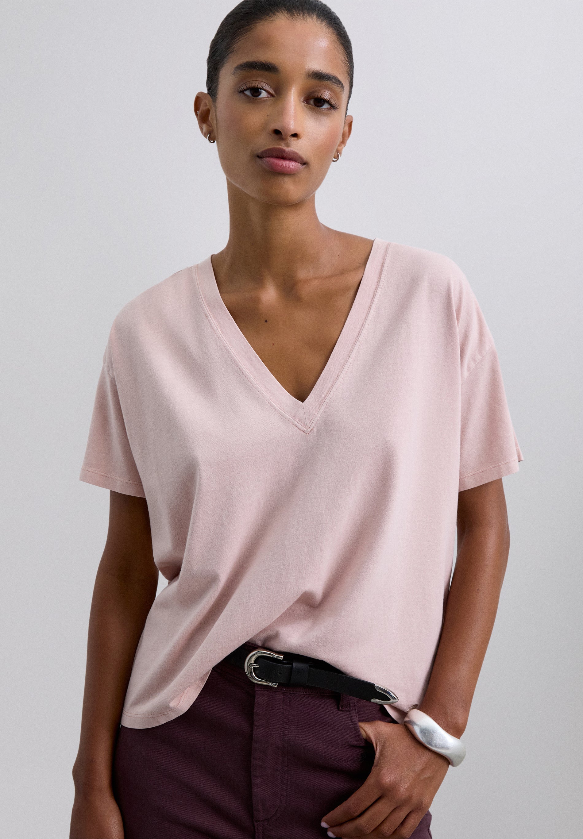 BASIC V-HALS T-SHIRT