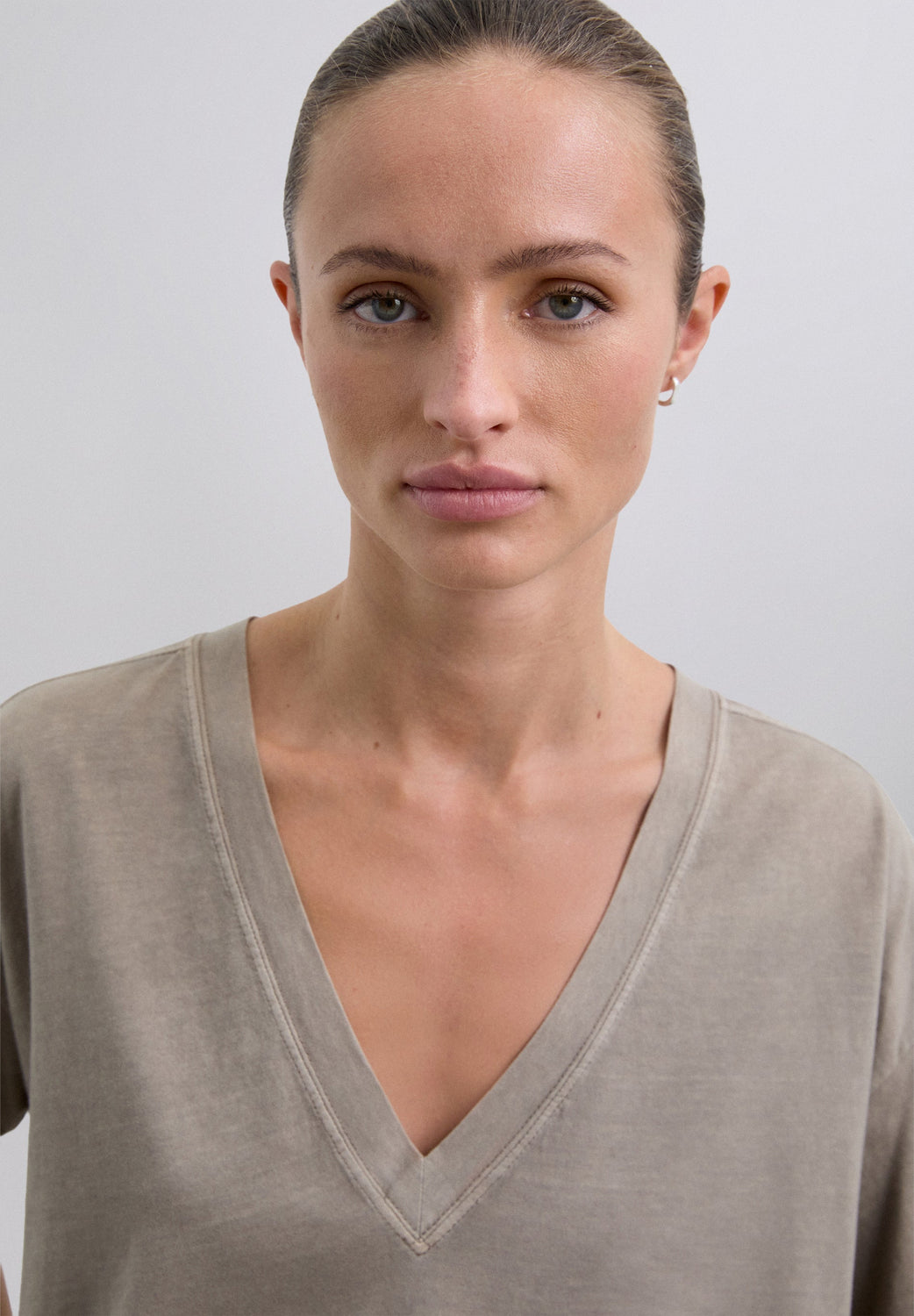 CAMISETA BÁSICA CUELLO PICO - Scalpers