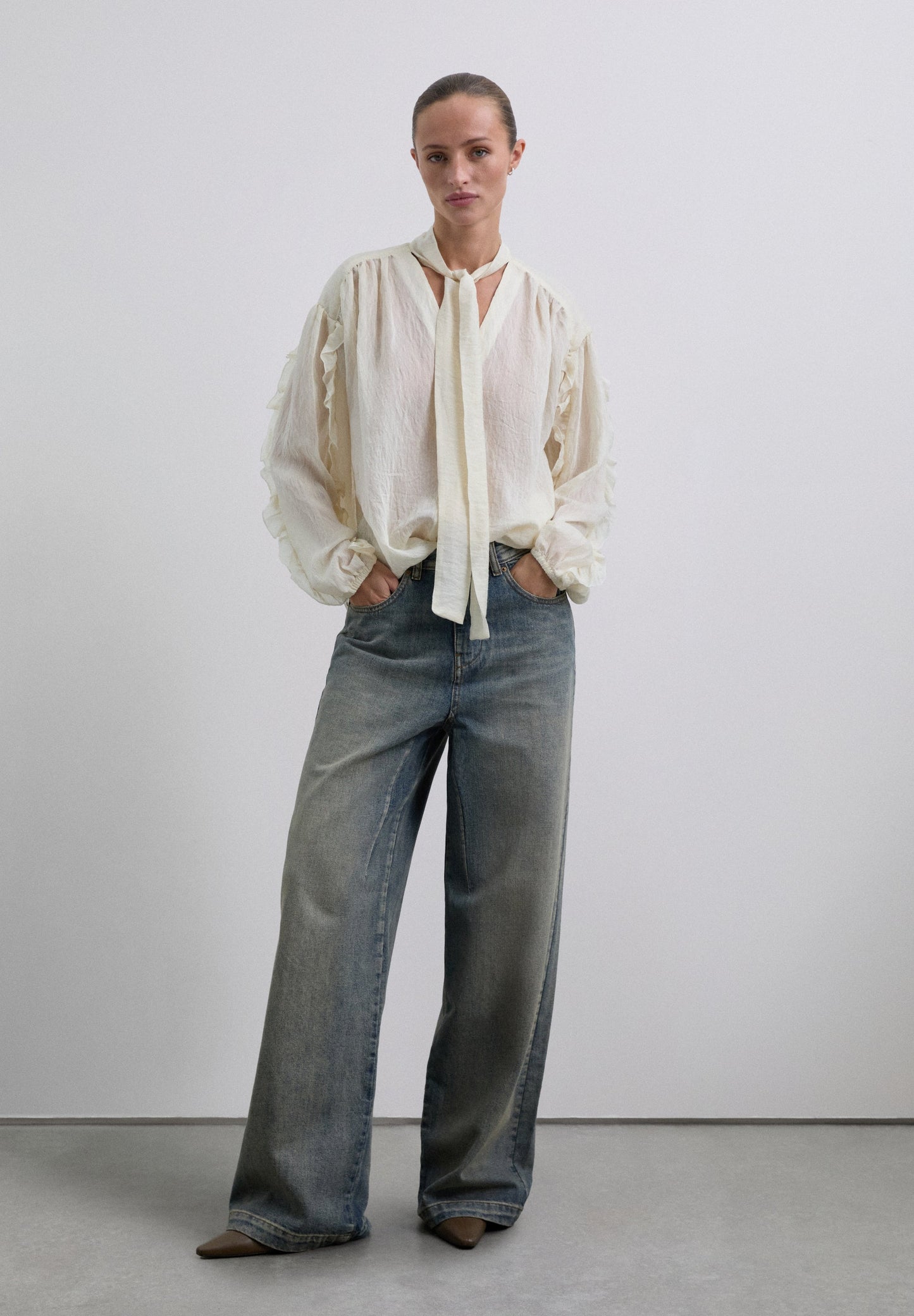 BLUSE MIT SCHLEIFE UND RAFFUNGEN