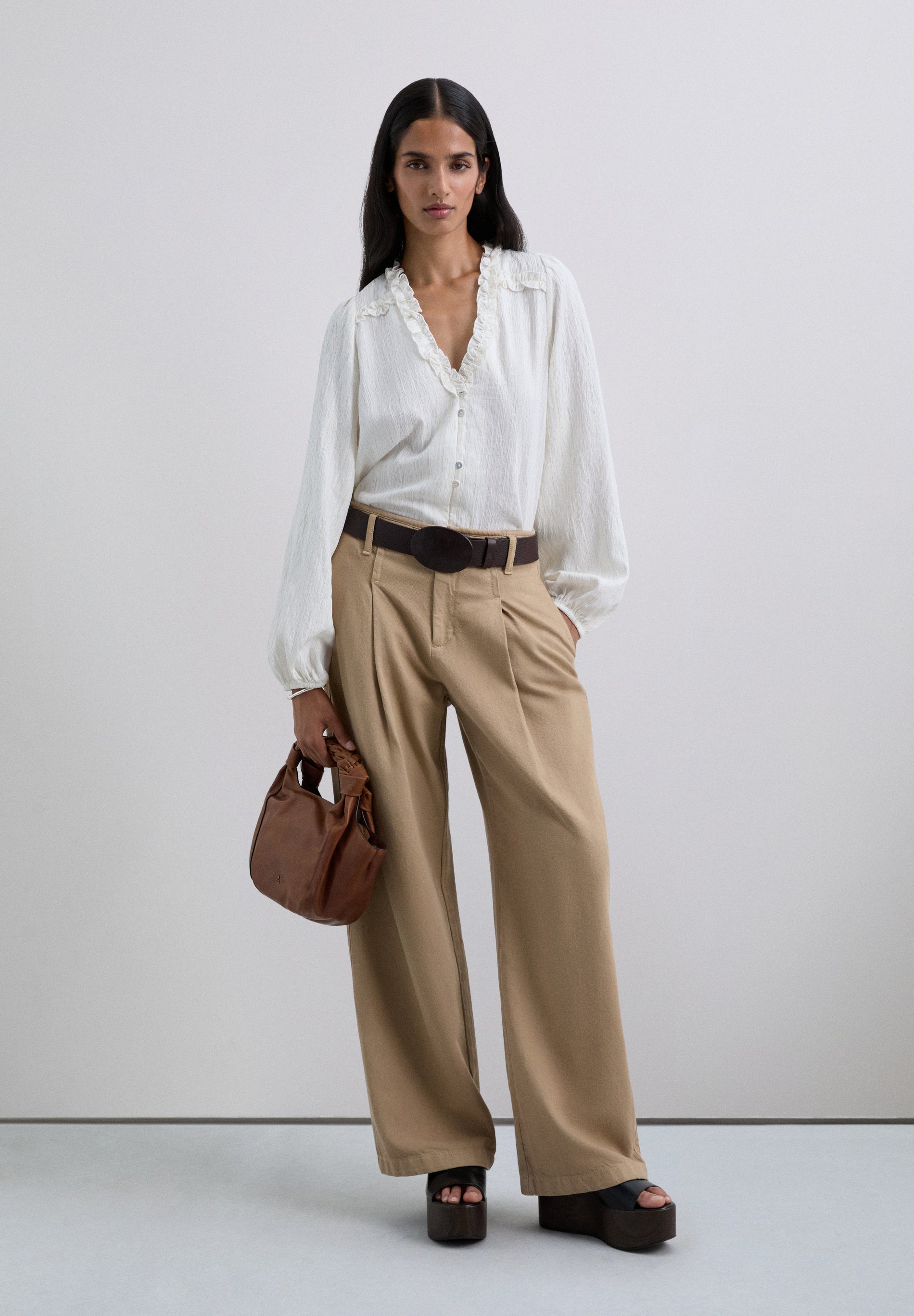 BLUSE MIT RAFFUNGEN UND LAMÉFÄDEN