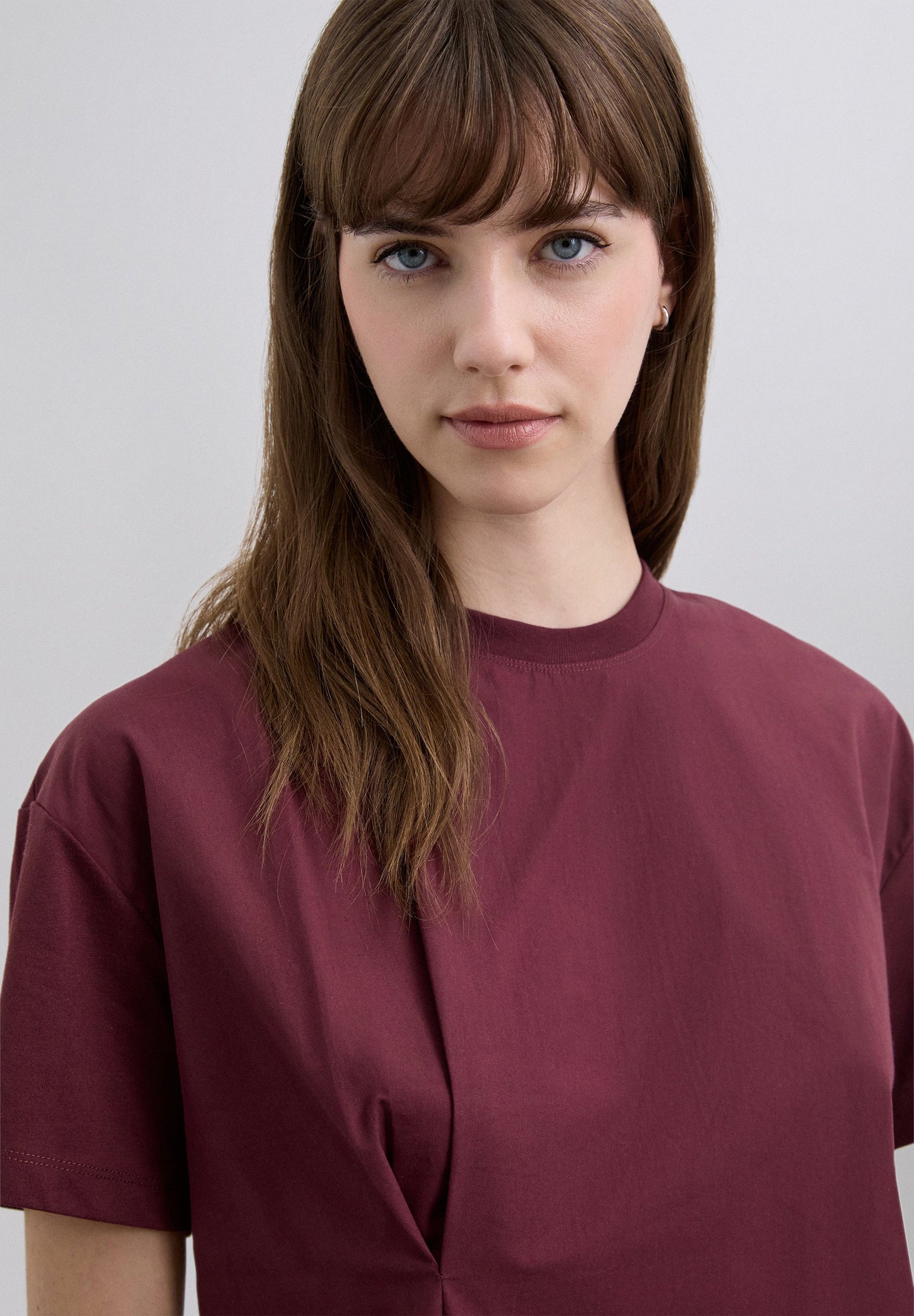 T-SHIRT MIT ASYMMETRISCHEM RUNDAUSSCHNITT