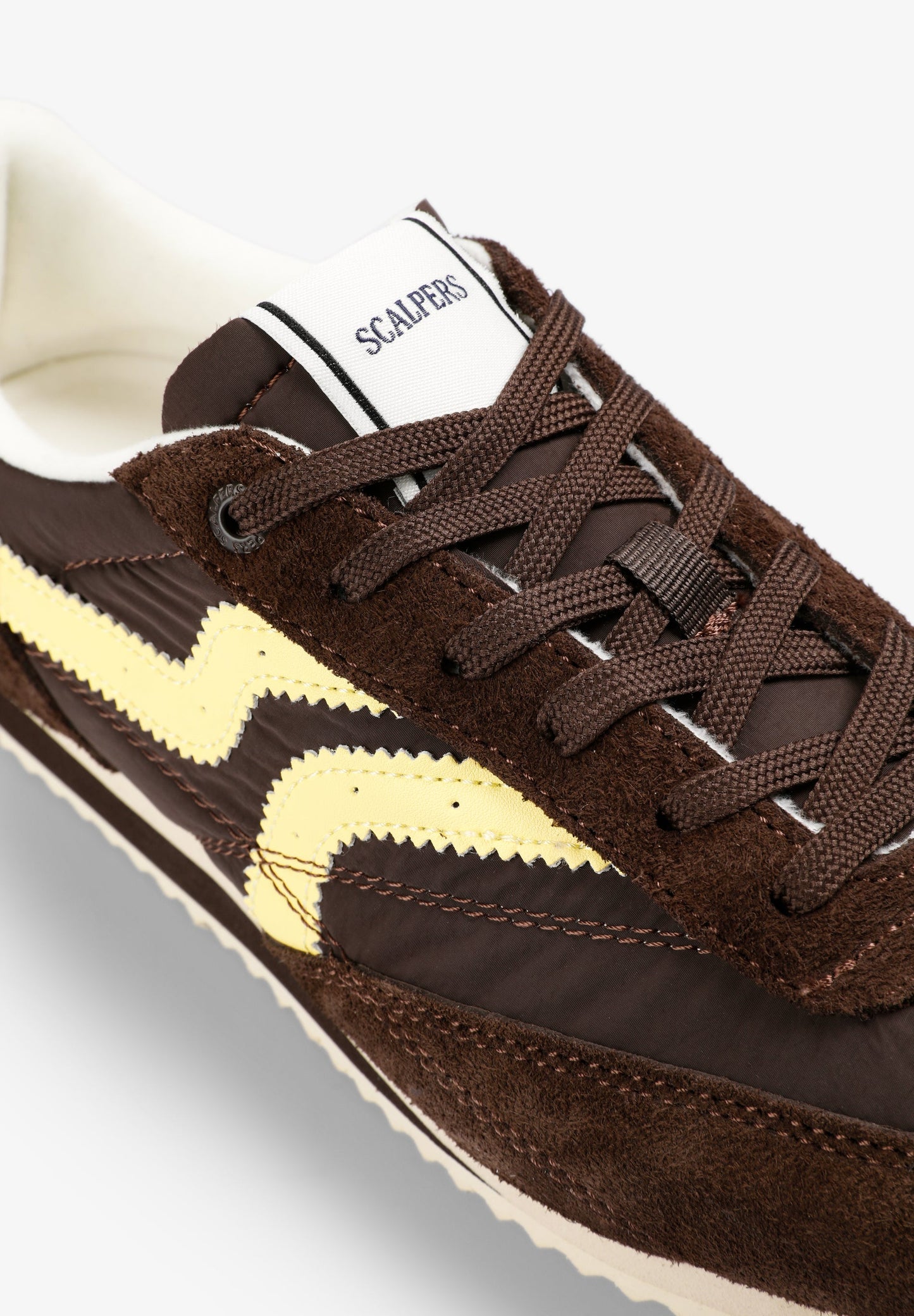 SNEAKER AUS FARBLICH ABGESETZTEM WILDLEDER