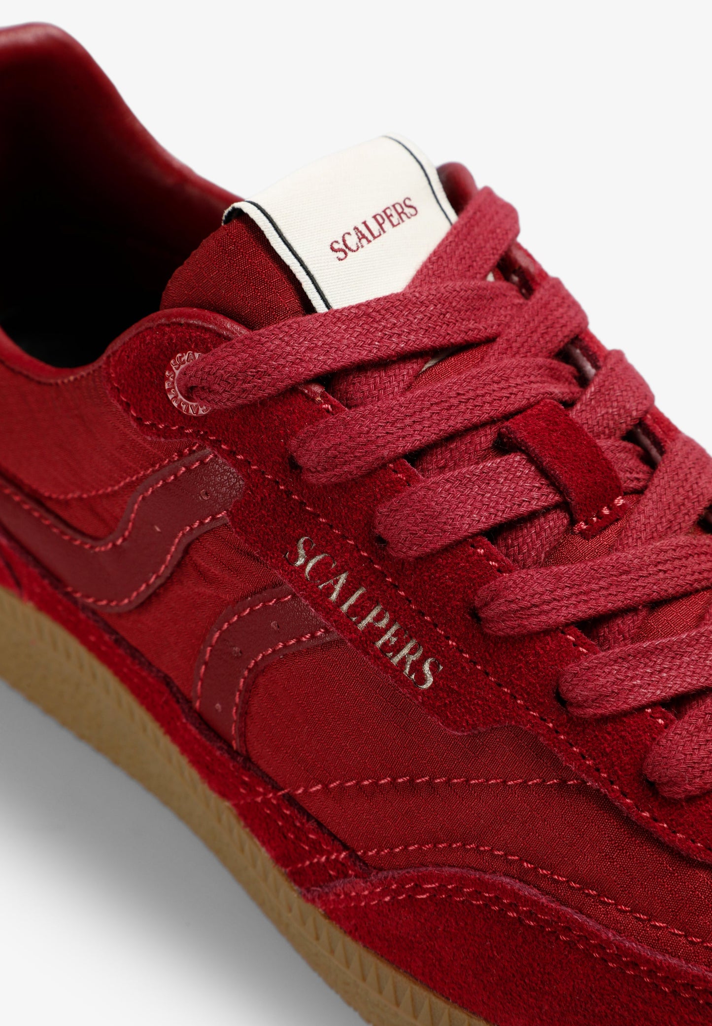 BASKETS EN DAIM AVEC TALON MÉTALLISÉ