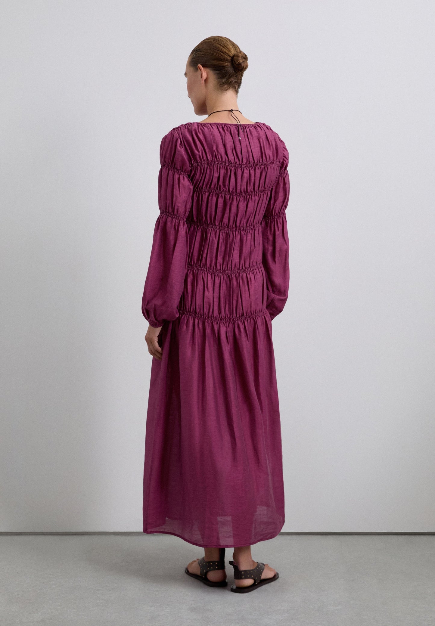 GESMOKTES KLEID MIT PUFFÄRMELN