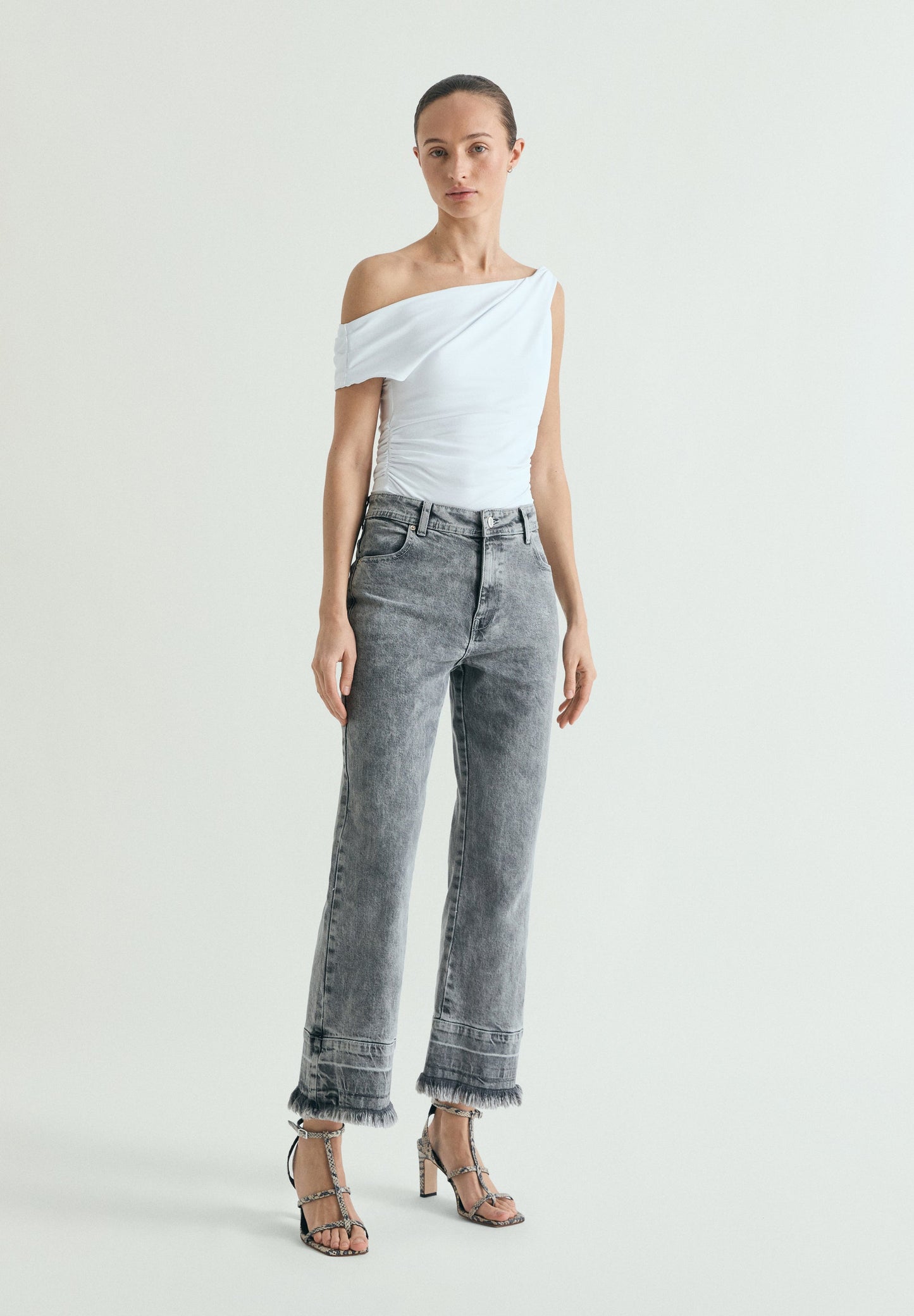VERWASCHENE UND AUSGEFRANSTE JEANS