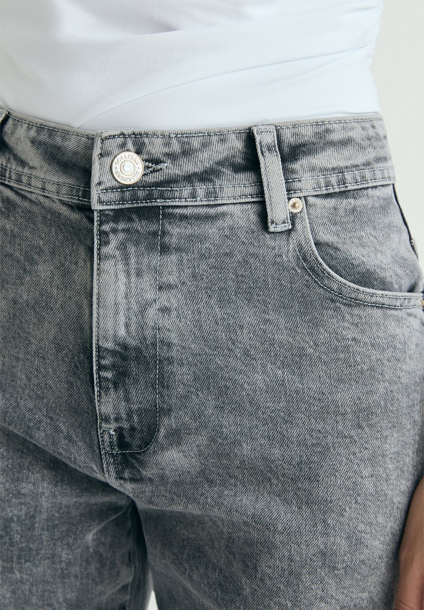 VERWASCHENE UND AUSGEFRANSTE JEANS